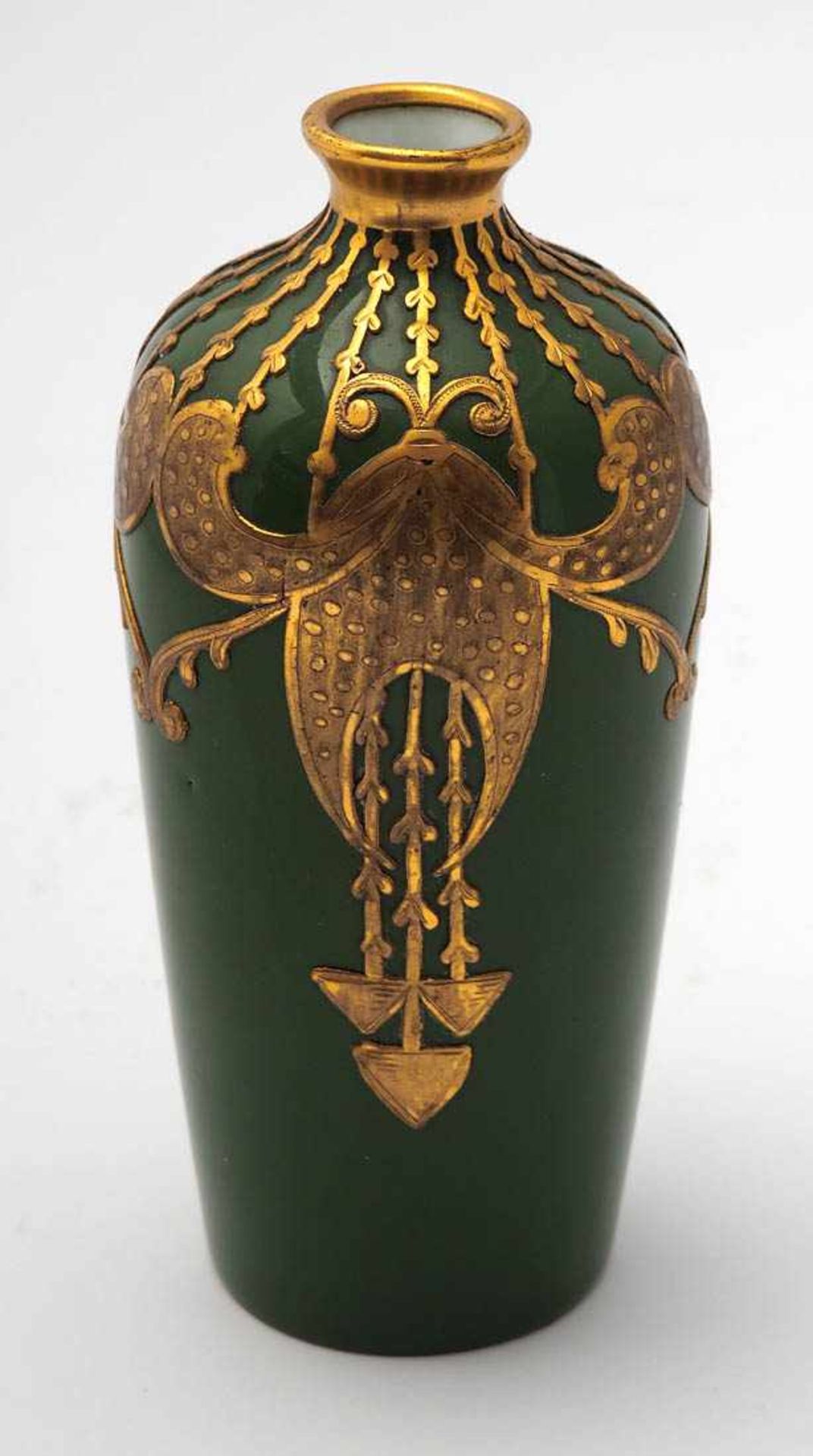 Vase, um 1910 Schlanker, leicht bauchiger Korpus mit eingezogener Schulter und kurzer, ausgestellter