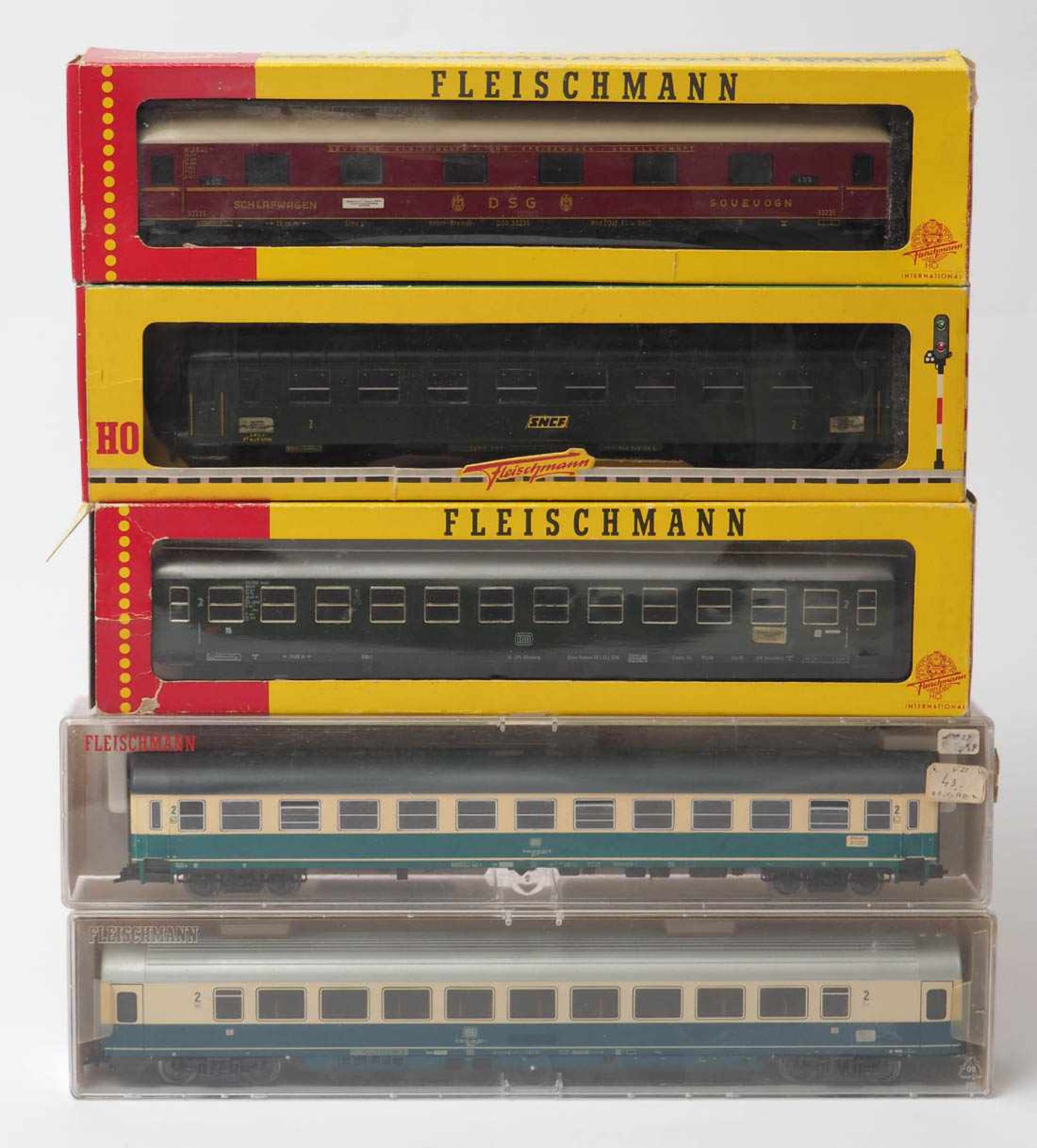 Fünf Schnellzugwagen, Fleischmann, Spur H0 Modellnummern 5614 und 5192. Im originalen Karton. Dazu