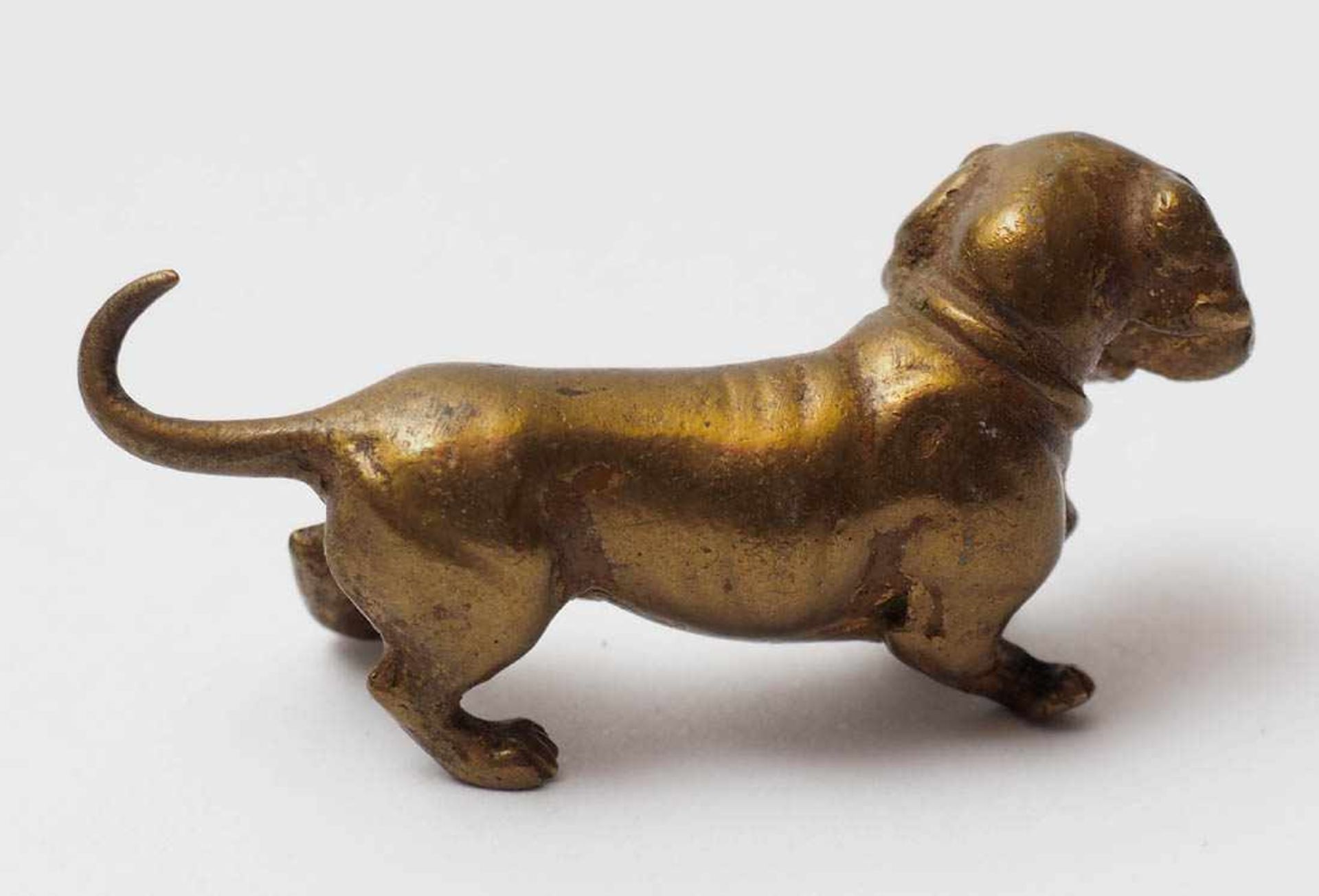 Wiener Bronze Dackel in feiner, naturalistischer Ausformung. L.3,8cm. - Bild 2 aus 2