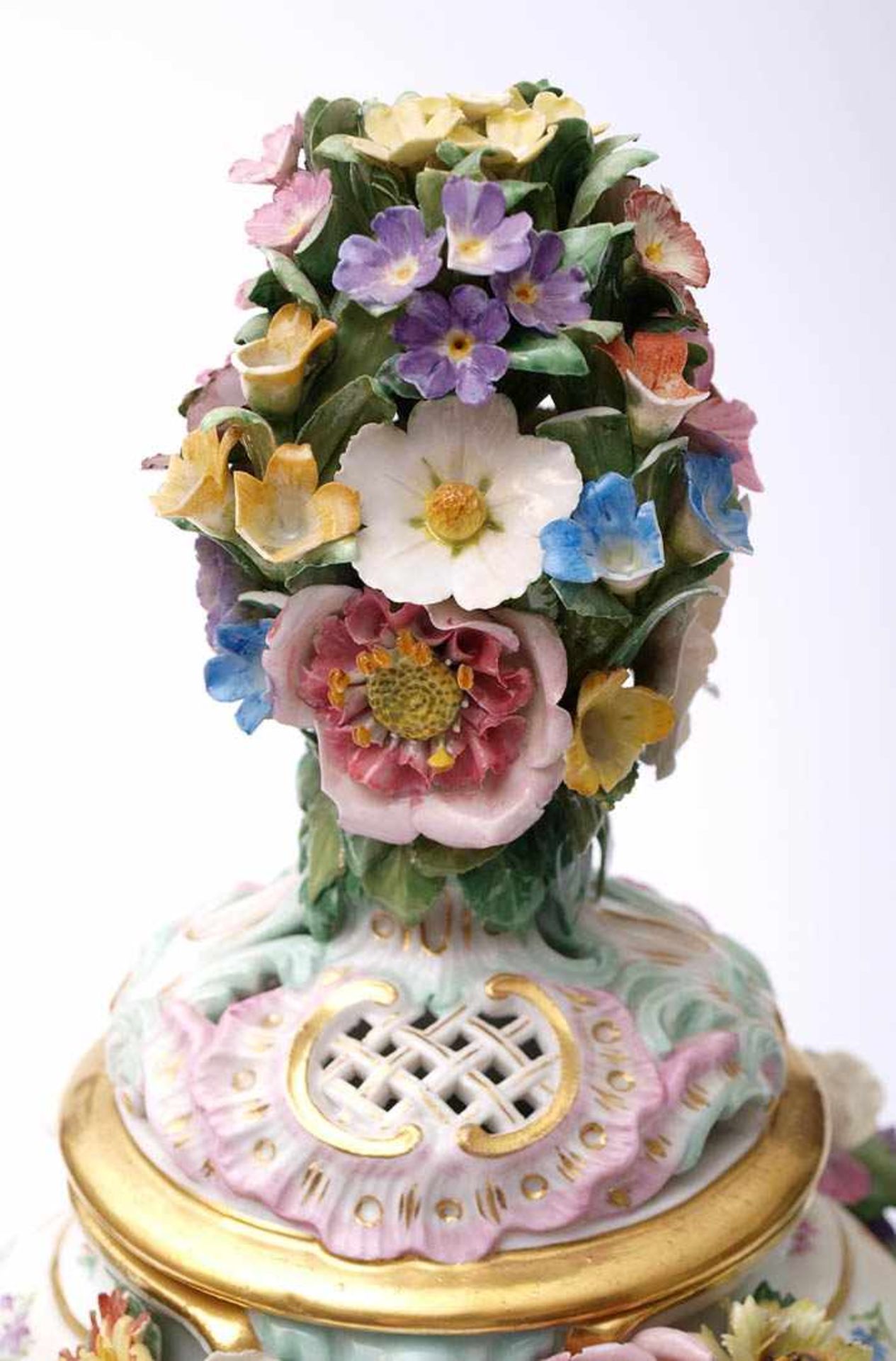 Potpourri-Vase, Meissen, 19.Jhdt. Auf reliefiertem, kegelförmigem Sockel kürbisförmiger Korpus, - Bild 4 aus 8