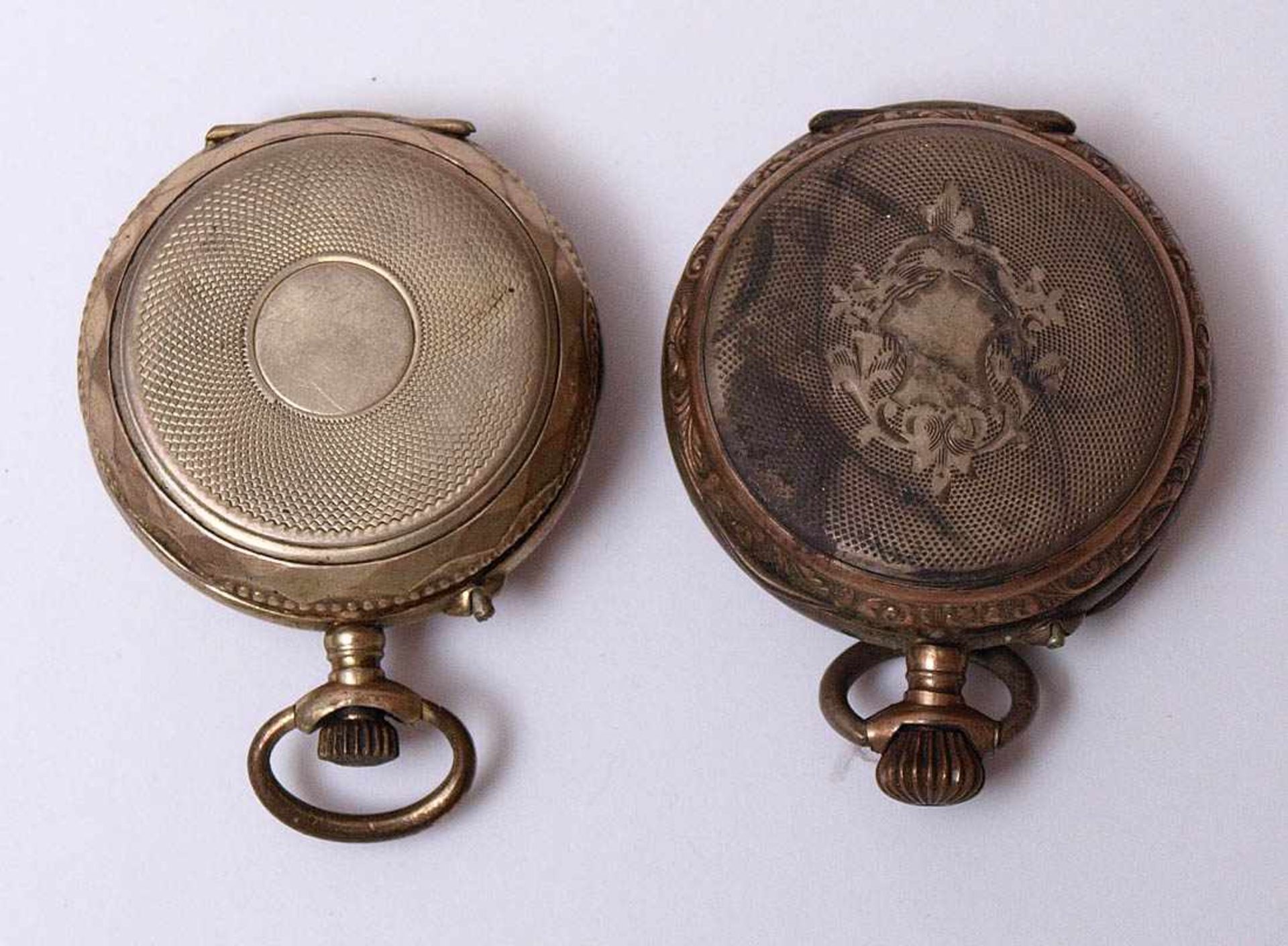 Zwei Damentaschenuhren Rundes Gehäuse aus Silber 800 mit reliefiertem Rand, guillochierter - Bild 2 aus 3