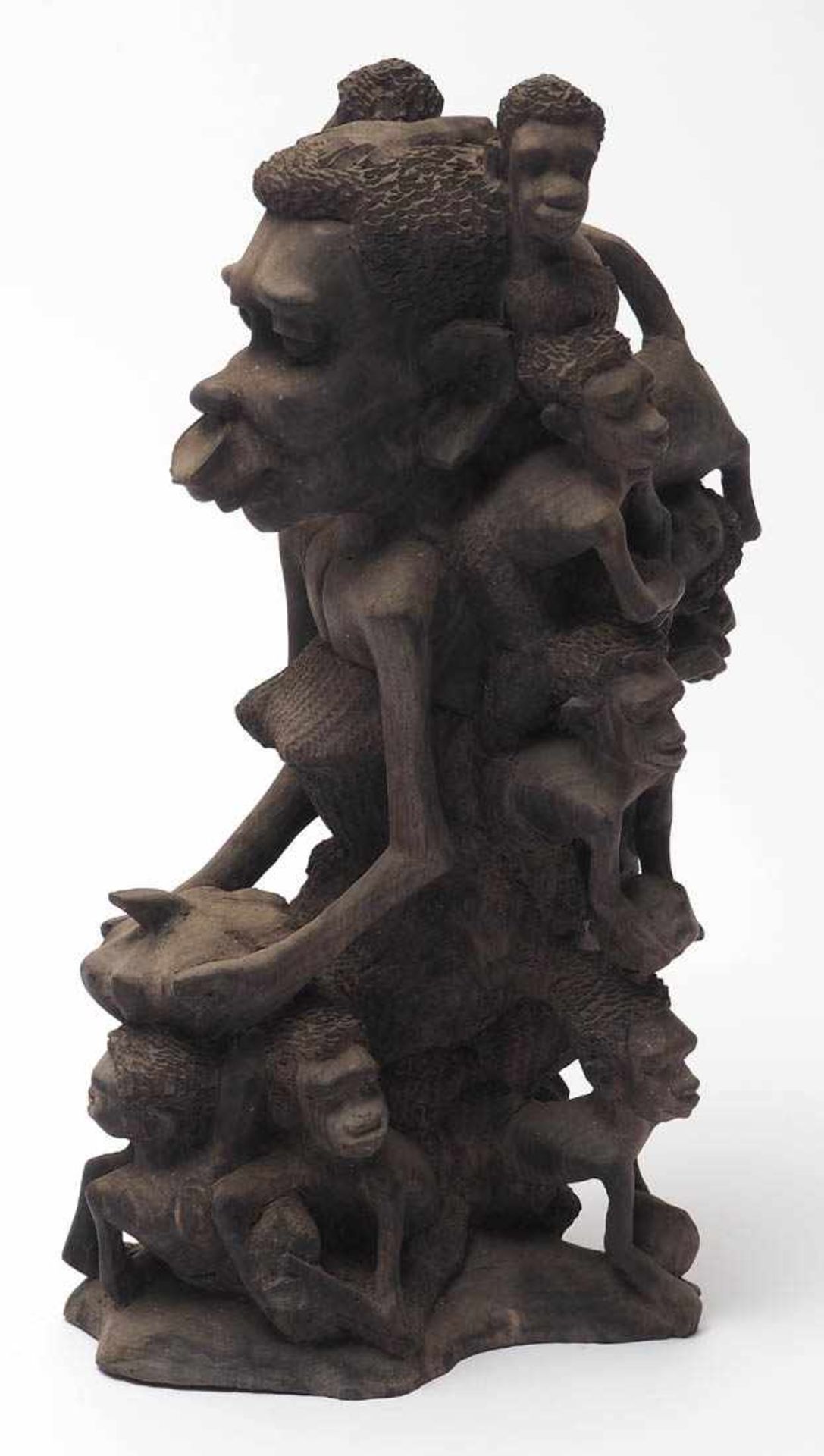 Figurine, Afrika Sitzende Frau mit großem Lippenschmuck, auf ihrem Schoss einen großen Kürbis - Bild 4 aus 5
