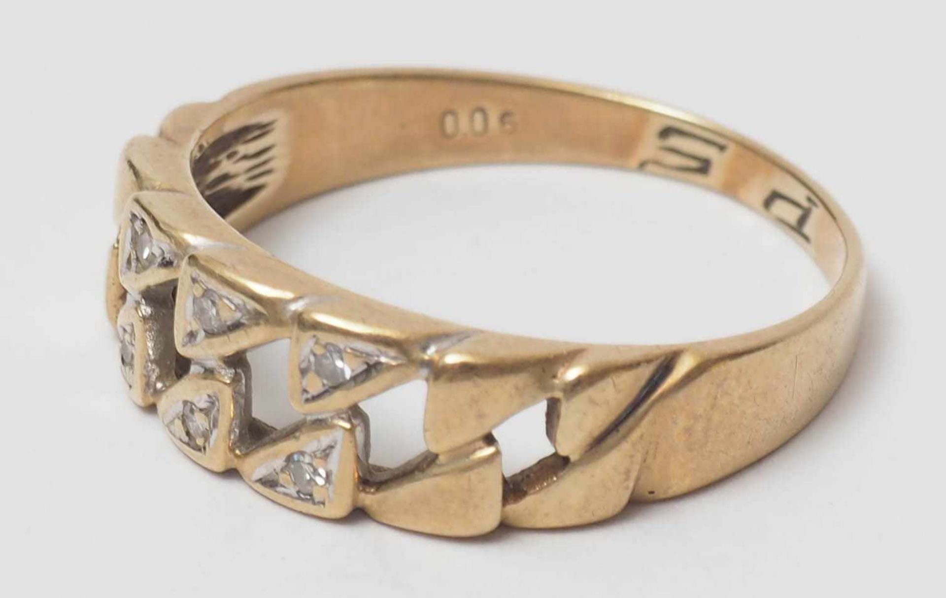 Damenring GG 14kt. Kettenförmiger Ringkopf mit Diamantsplittern. Ringweite 56, Gew. ca. 3g.