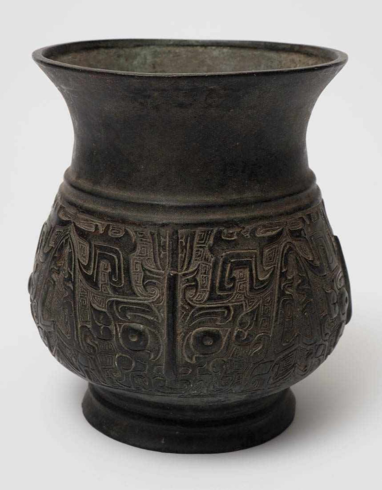Bronzegefäß, China, 19.Jhdt. Auf rundem Standring mit Zierringen kugeliger Korpus mit - Bild 3 aus 5
