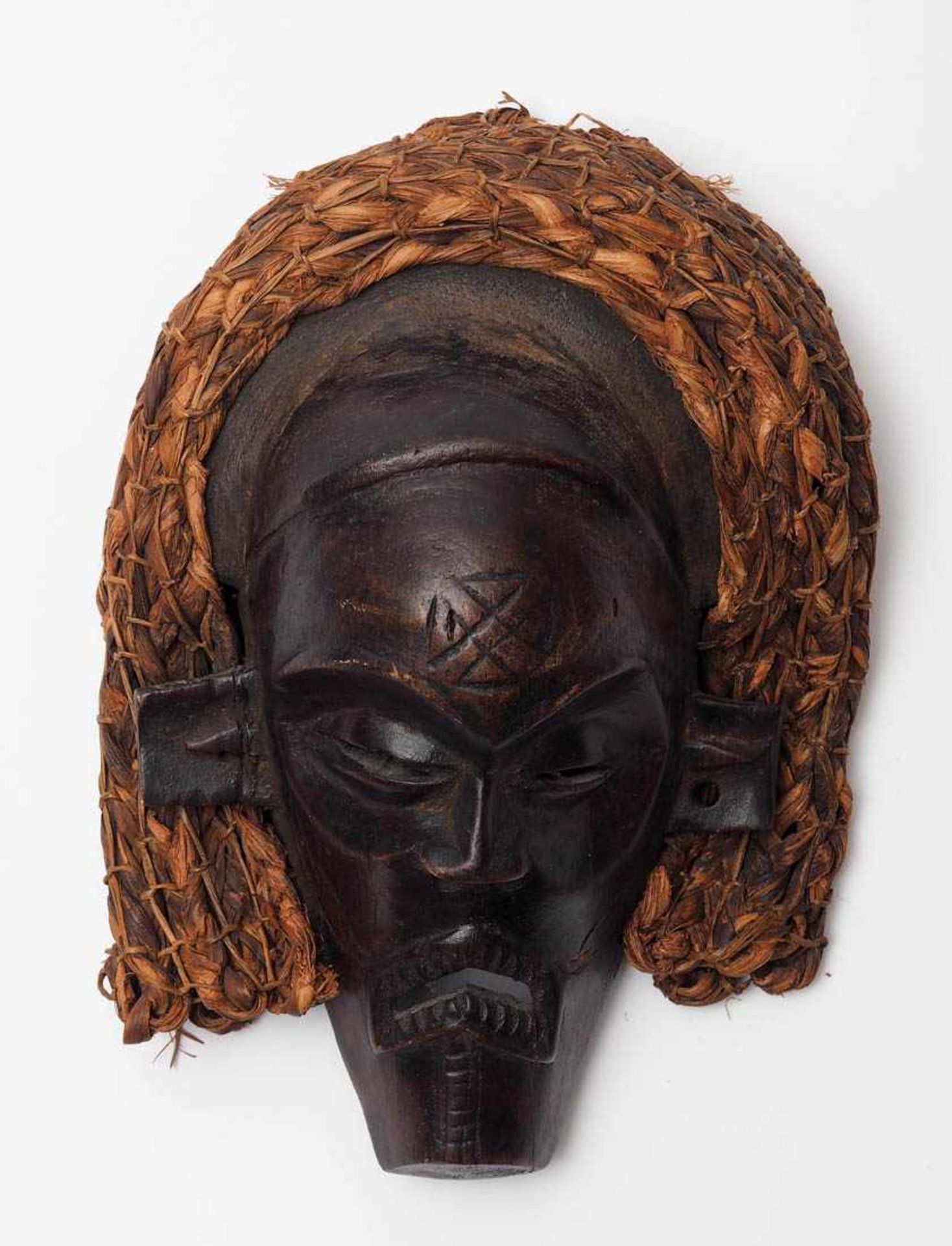 Mädchen-Maske "Pwo", Chokwe, Angola Stilisiertes Gesicht mit Haarkranz aus geflochtenem Bast.