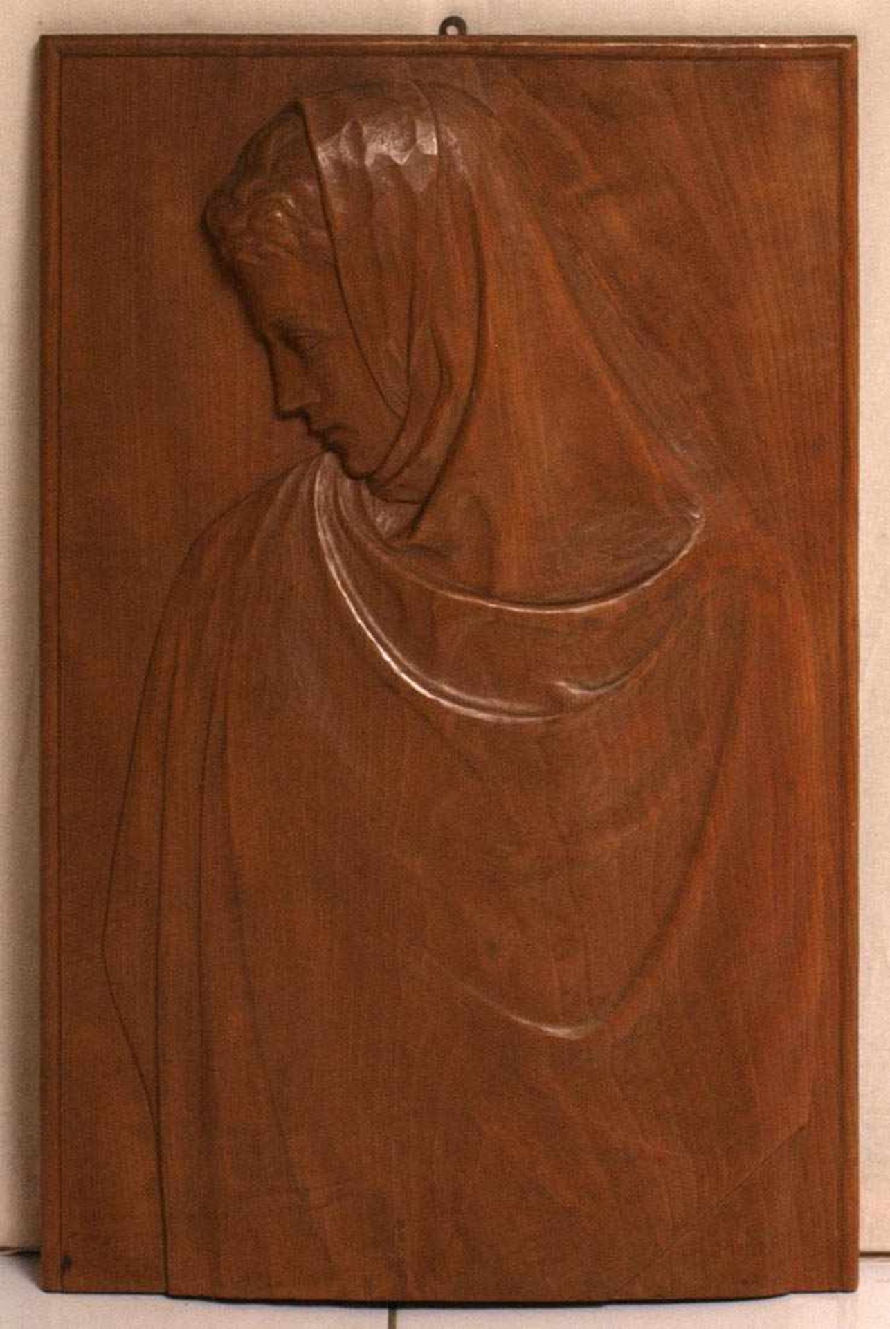 Holzrelief, um 1900 Hochrechteckige Form. Profildarstellung einer jungen Frau in wallendem Umhang.
