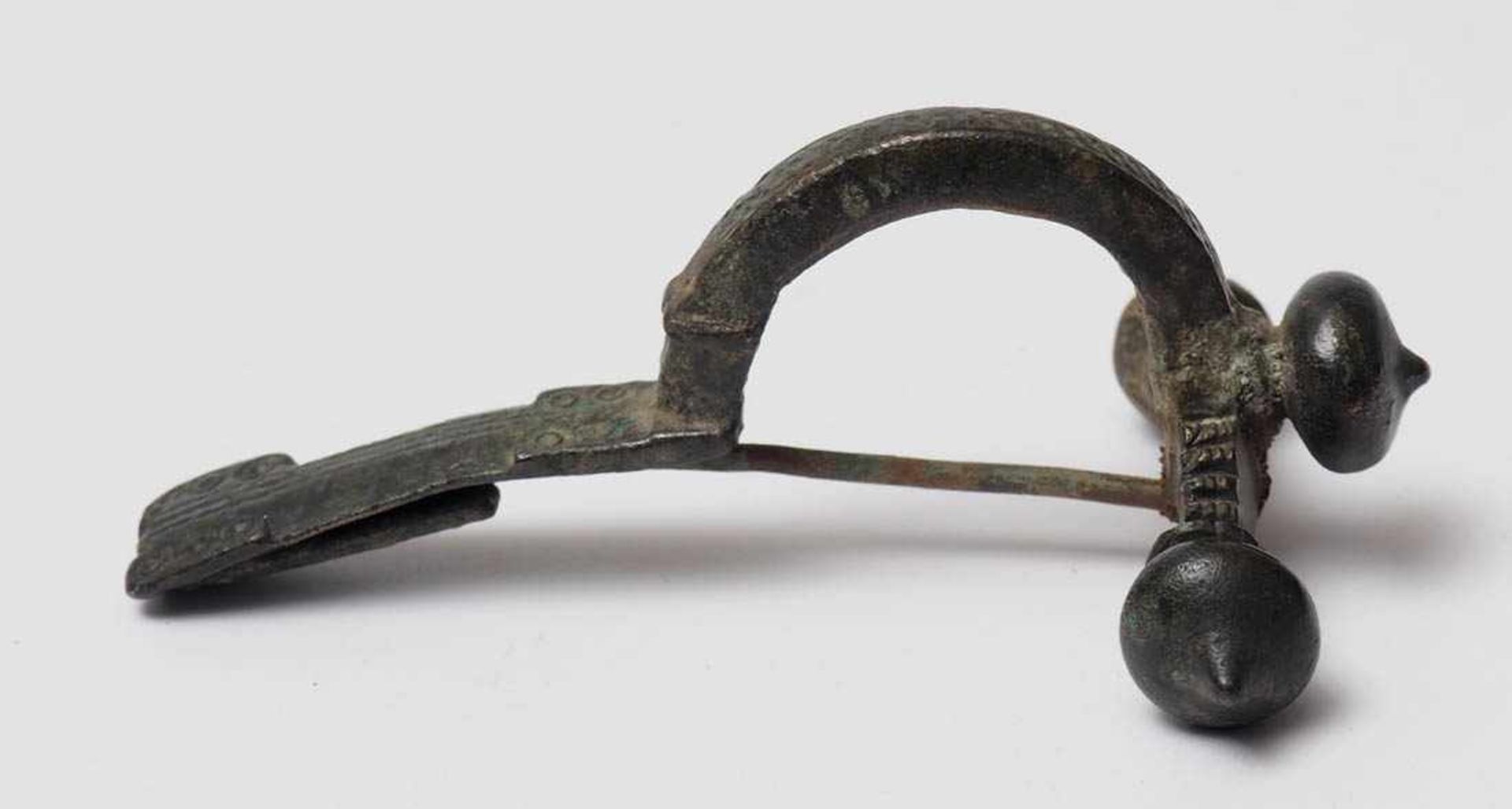 Römische Zwiebelknopffibel Geometrische Gravuren. Bronze, Eisennadel. L.9cm. - Bild 2 aus 3