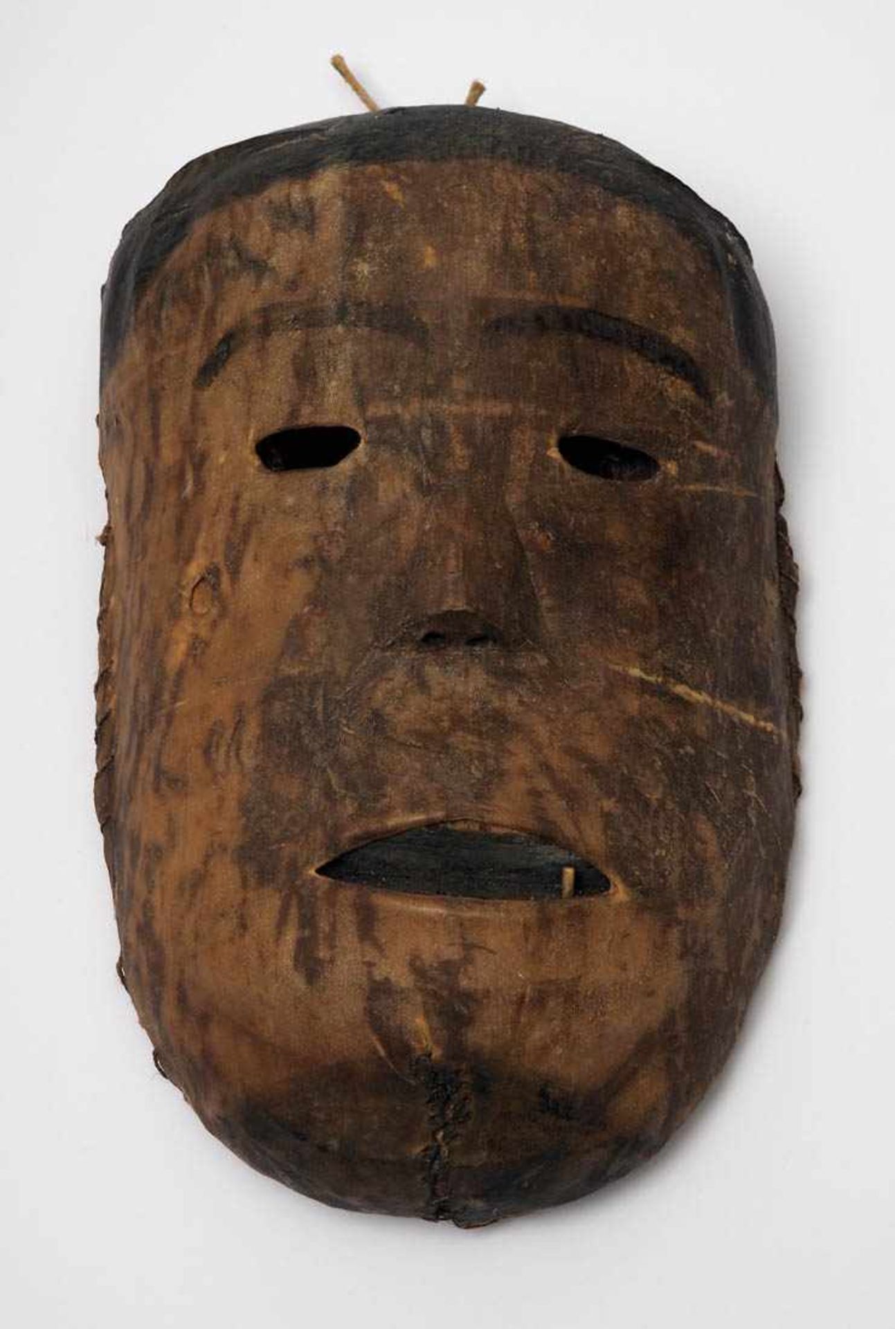Maske, Afrika Geschnitztes Holz, mit Haut überzogen. Haare, Wimpern und Inneres des Mundes mit