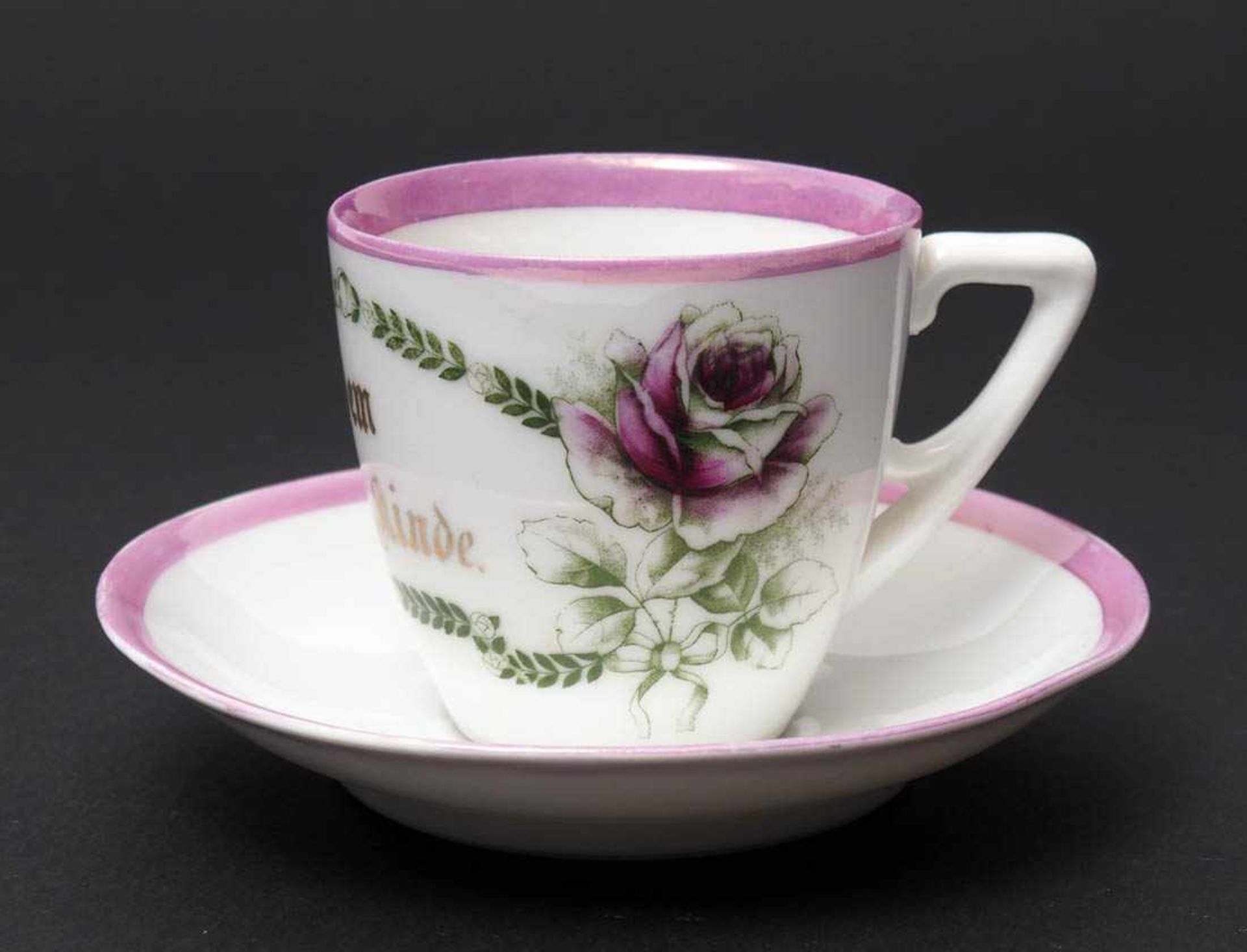 Kindergeburtstagstasse, um 1910 Ovale Tasse mit durchbrochenem Kanthenkel. Auf der Schauseite