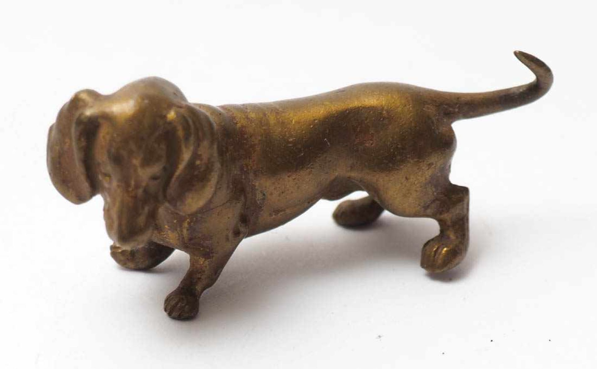 Wiener Bronze Dackel in feiner, naturalistischer Ausformung. L.3,8cm.