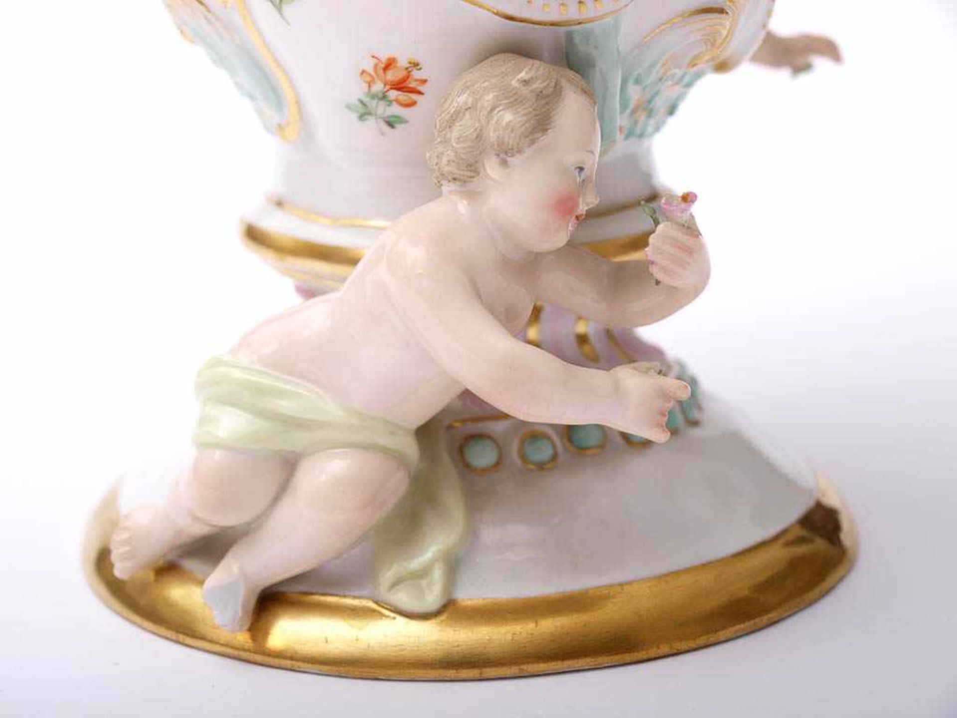 Potpourri-Vase, Meissen, 19.Jhdt. Auf reliefiertem, kegelförmigem Sockel kürbisförmiger Korpus, - Bild 7 aus 8