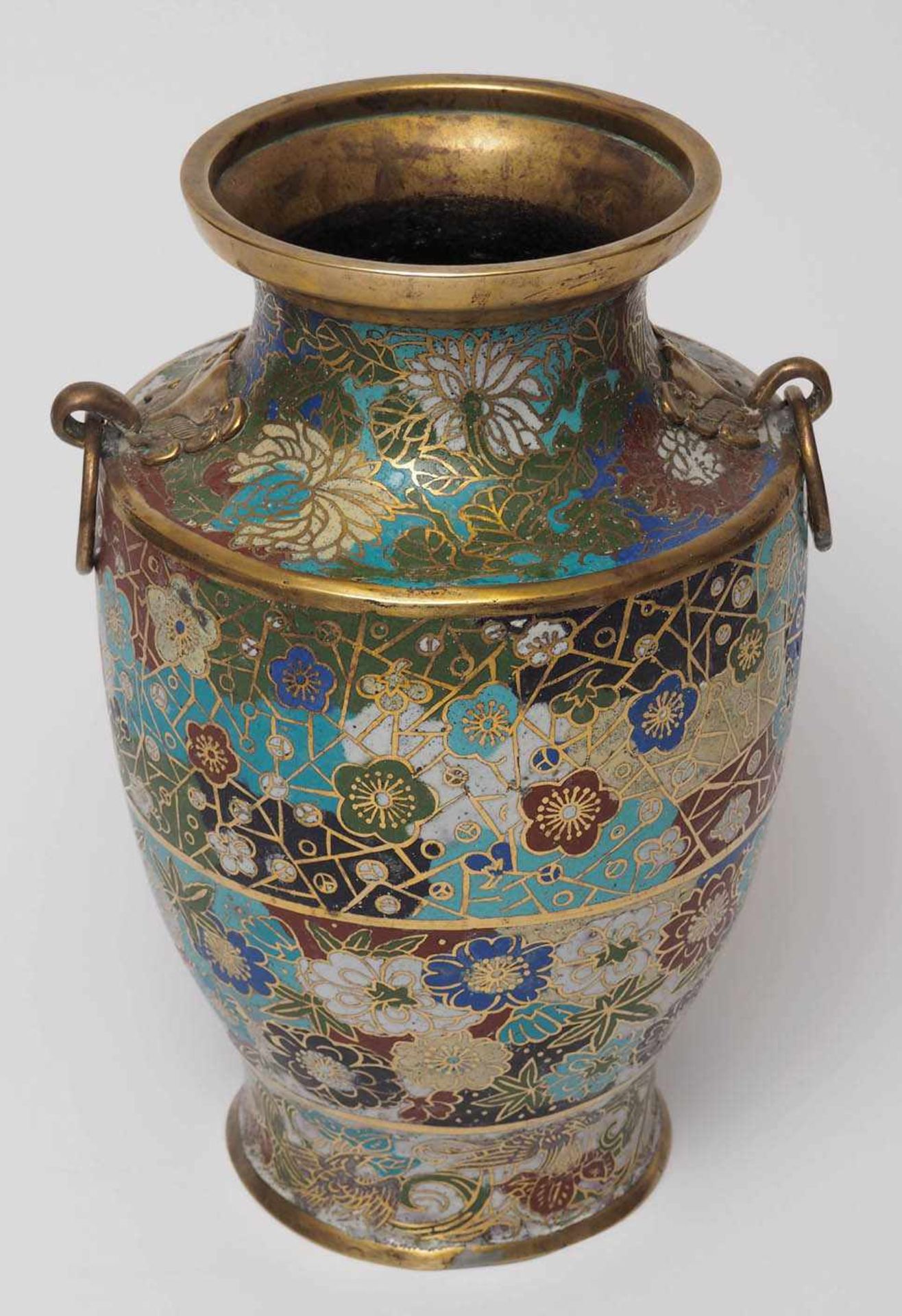 Cloisonné-Vase, China, 19.Jhdt. Messinggriffe. H.31cm. - Bild 2 aus 4