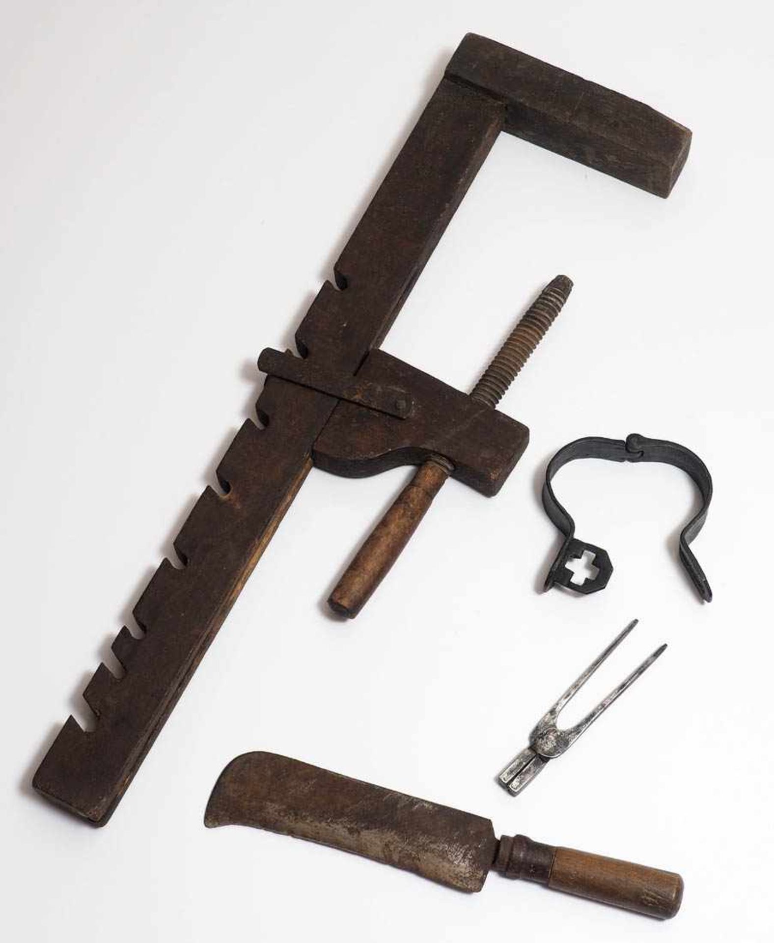 Konvolut Werkzeuge, 19.Jhdt. Höhenverstellbare Schraubzwinge aus Holz, Haumesser, Drahtziehzange