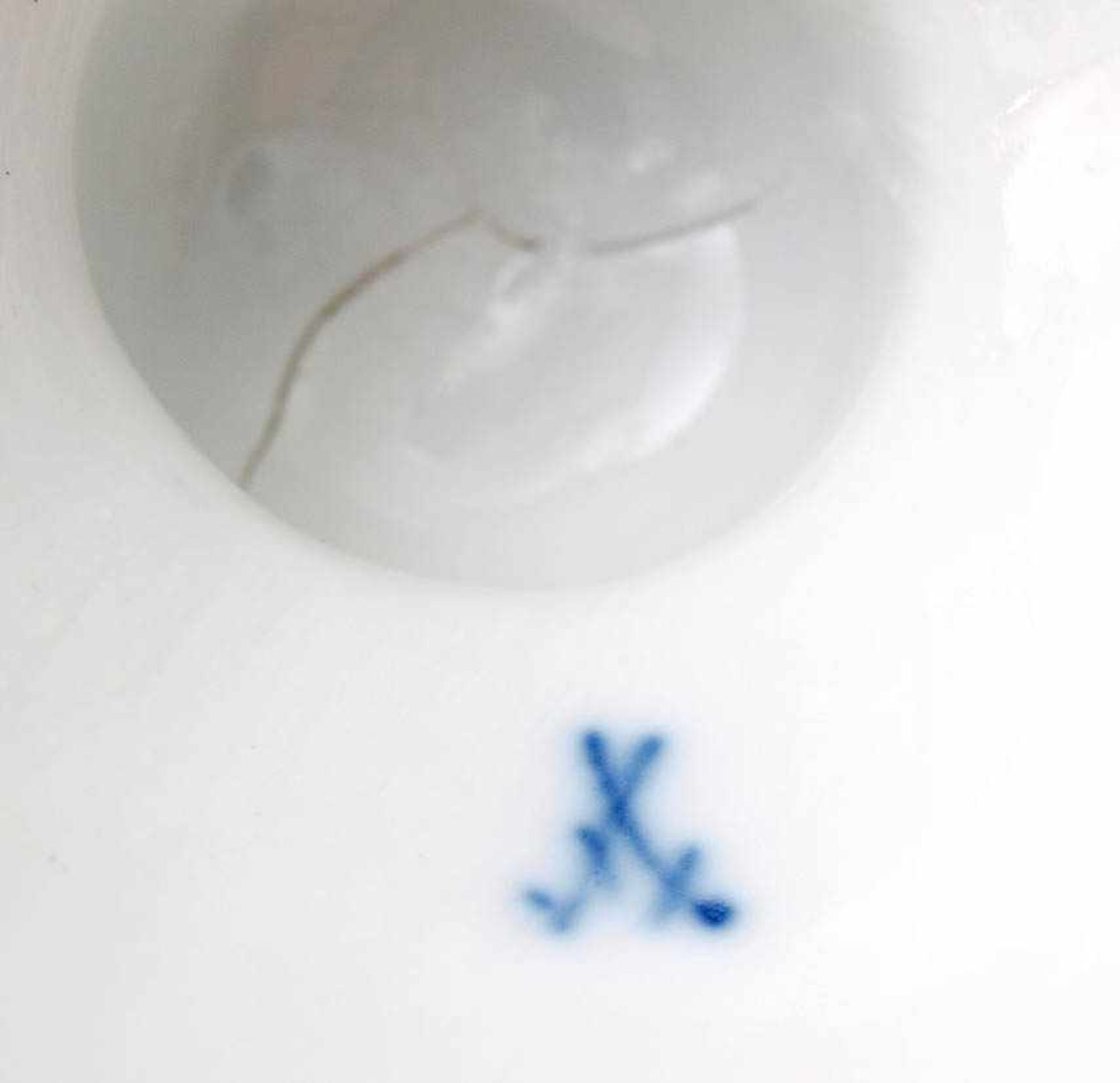 Potpourri-Vase, Meissen, 19.Jhdt. Auf reliefiertem, kegelförmigem Sockel kürbisförmiger Korpus, - Bild 8 aus 8