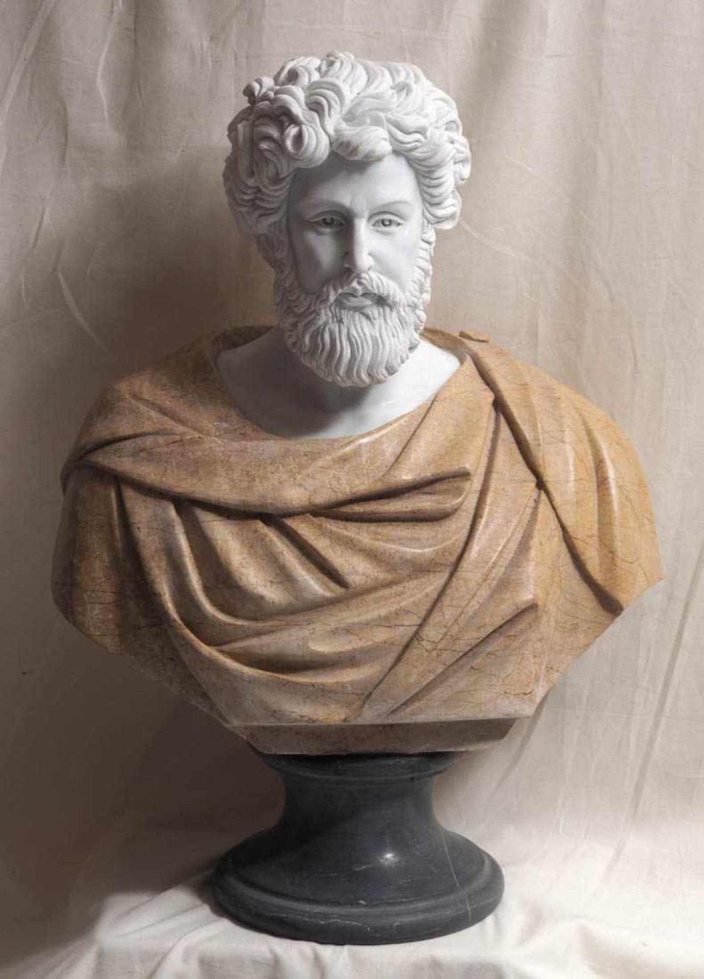 Marmorbüste Portraitbüste eines vornehmen Römers mit Toga. Schwarzer, roter und weißer Marmor. H.