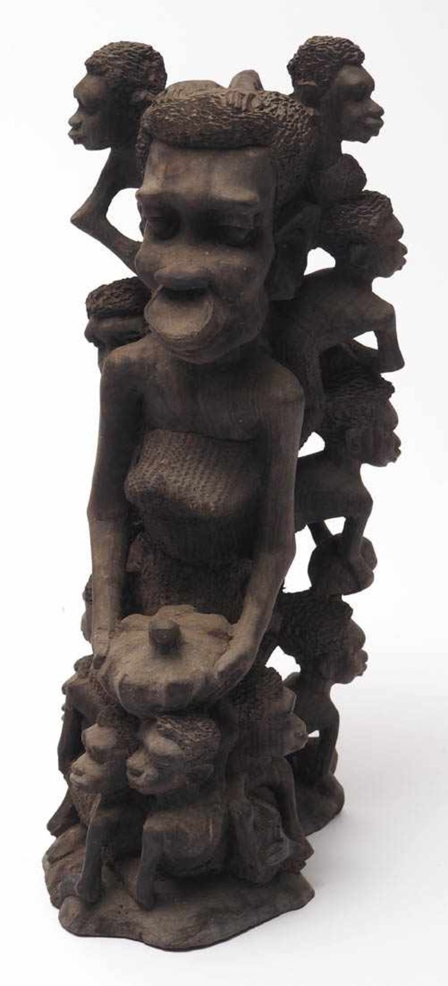 Figurine, Afrika Sitzende Frau mit großem Lippenschmuck, auf ihrem Schoss einen großen Kürbis - Bild 5 aus 5