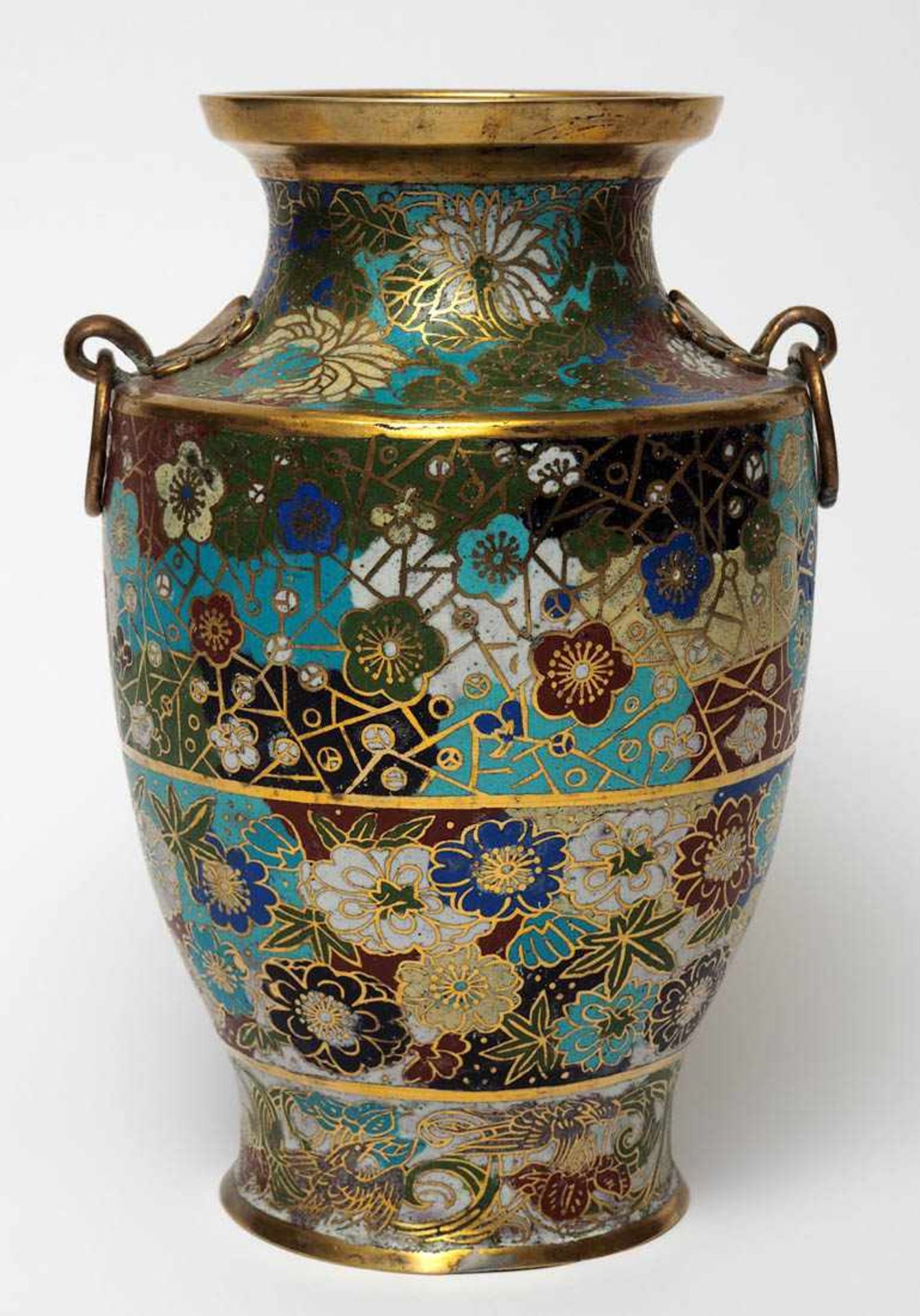 Cloisonné-Vase, China, 19.Jhdt. Messinggriffe. H.31cm.