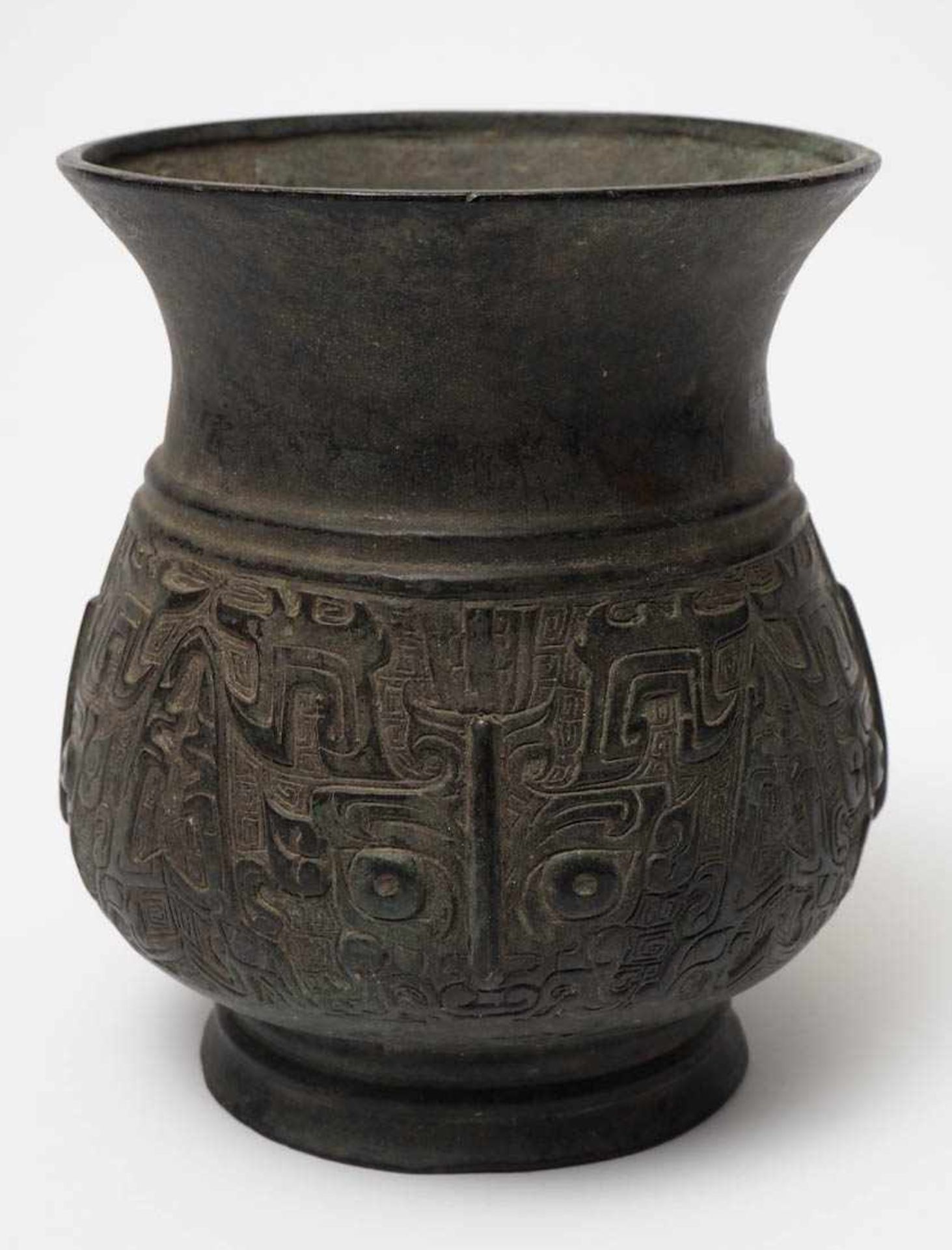 Bronzegefäß, China, 19.Jhdt. Auf rundem Standring mit Zierringen kugeliger Korpus mit - Bild 4 aus 5