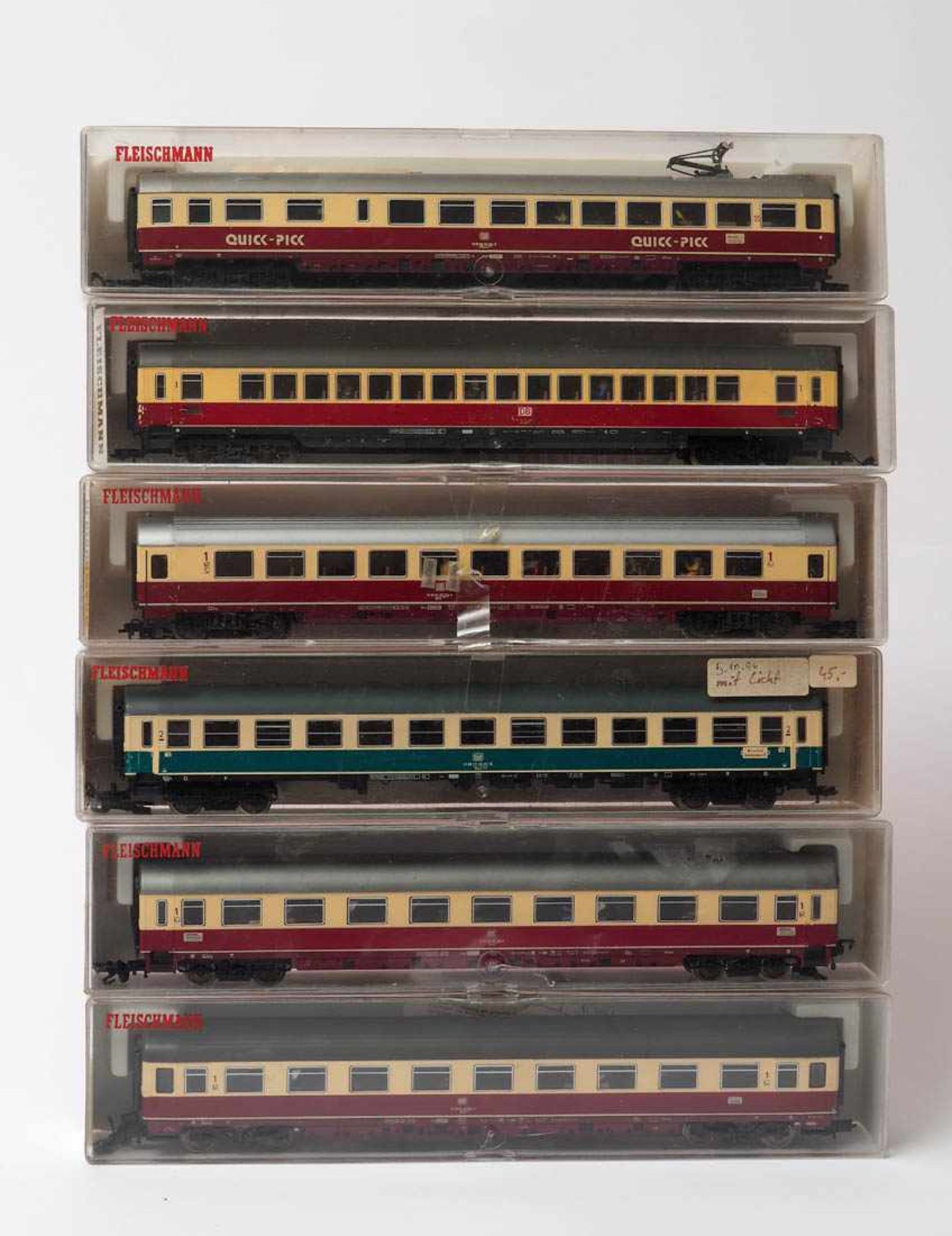 Sechs Schnellzugwagen, Fleischmann, Spur H0 Modellnummern 5192, 5164, 5169, 5163 und 5161. Dazu