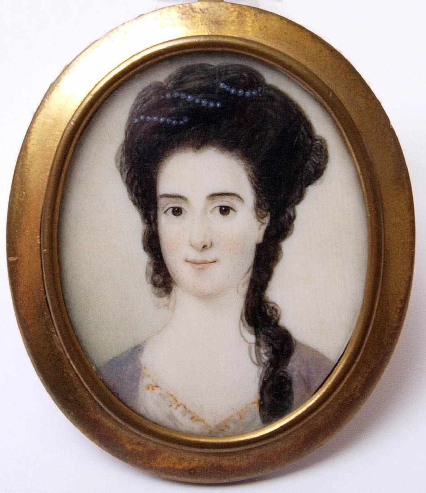 Miniatur, 18./19.Jhdt. Brustbild einer jungen Frau mit Perlenschnüren im gelockten Haar. Sie trägt