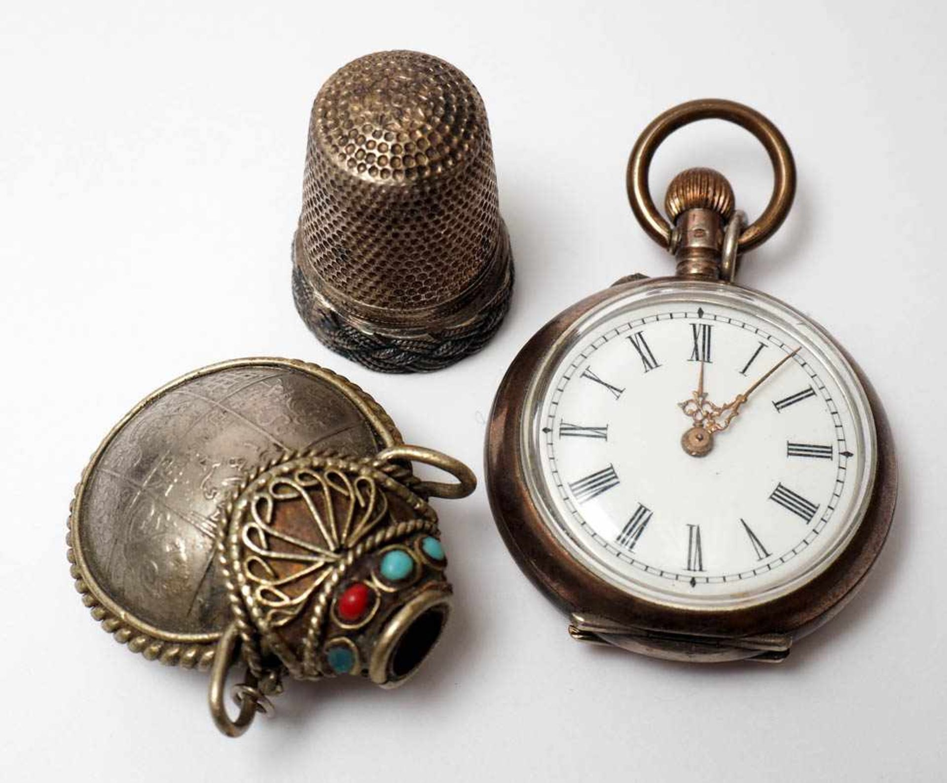Konvolut, dreiteilig Damentaschenuhr mit graviertem Silbergehäuse, um 1900 (Werk bedarf der