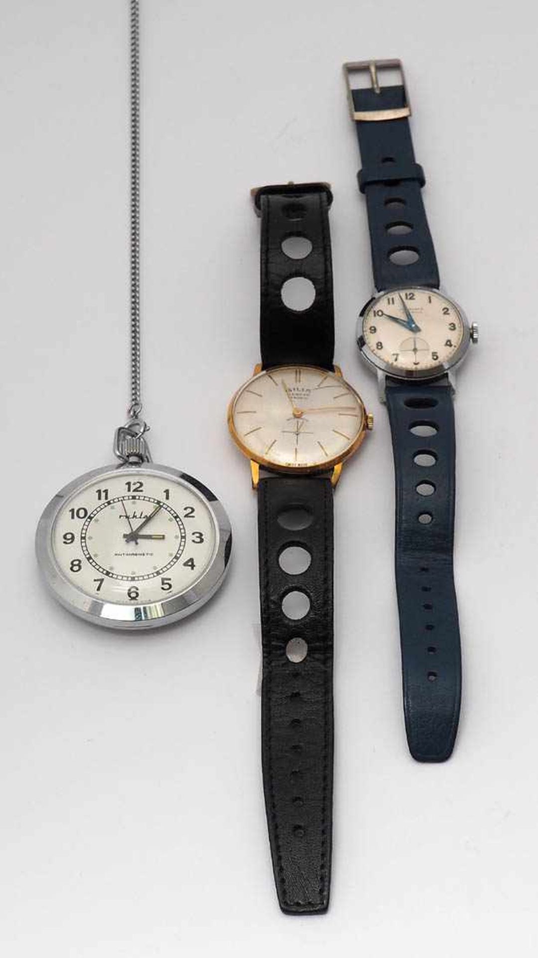 Zwei Armbanduhren, Junghans (50er Jahre) bzw. Gilia Beide mit Kronenaufzug und Lederbändern. Werke