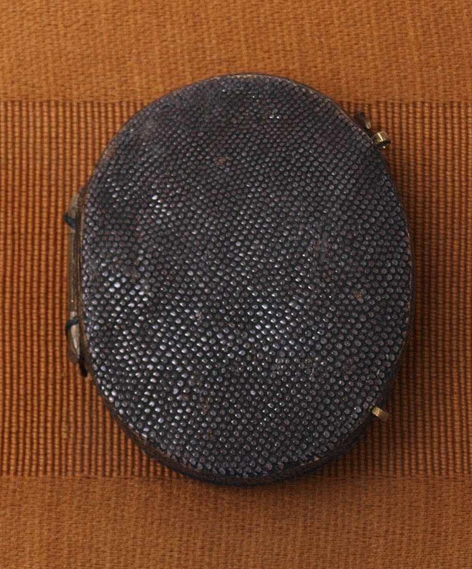 Miniatur, um 1760 Brustbild eines Herrn mit gepudertem Haar. Er trägt unter dem weißen Gehrock - Bild 3 aus 3