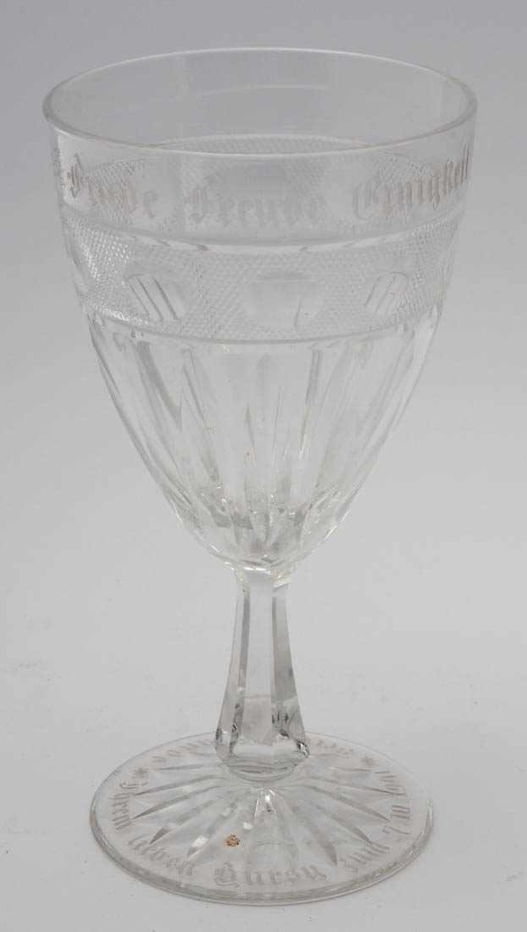 Pokalglas, dat. 1941 Flacher Standfuß mit großem Bodenstern, sechskantiger Schaft, konische Kuppa