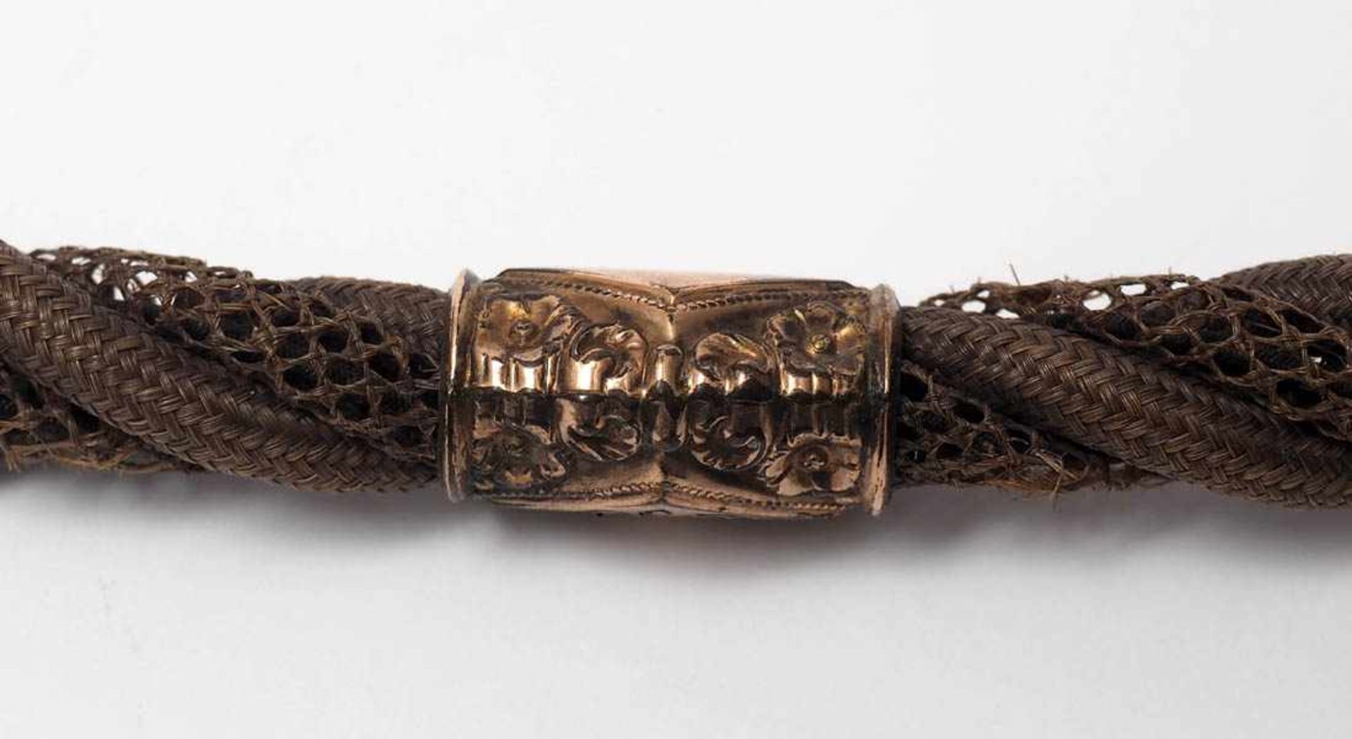 Taschenuhrenkette, 19.Jhdt. Geflochtenes Haar mit feuervergoldeten Montierungen. L.37cm. - Bild 3 aus 4