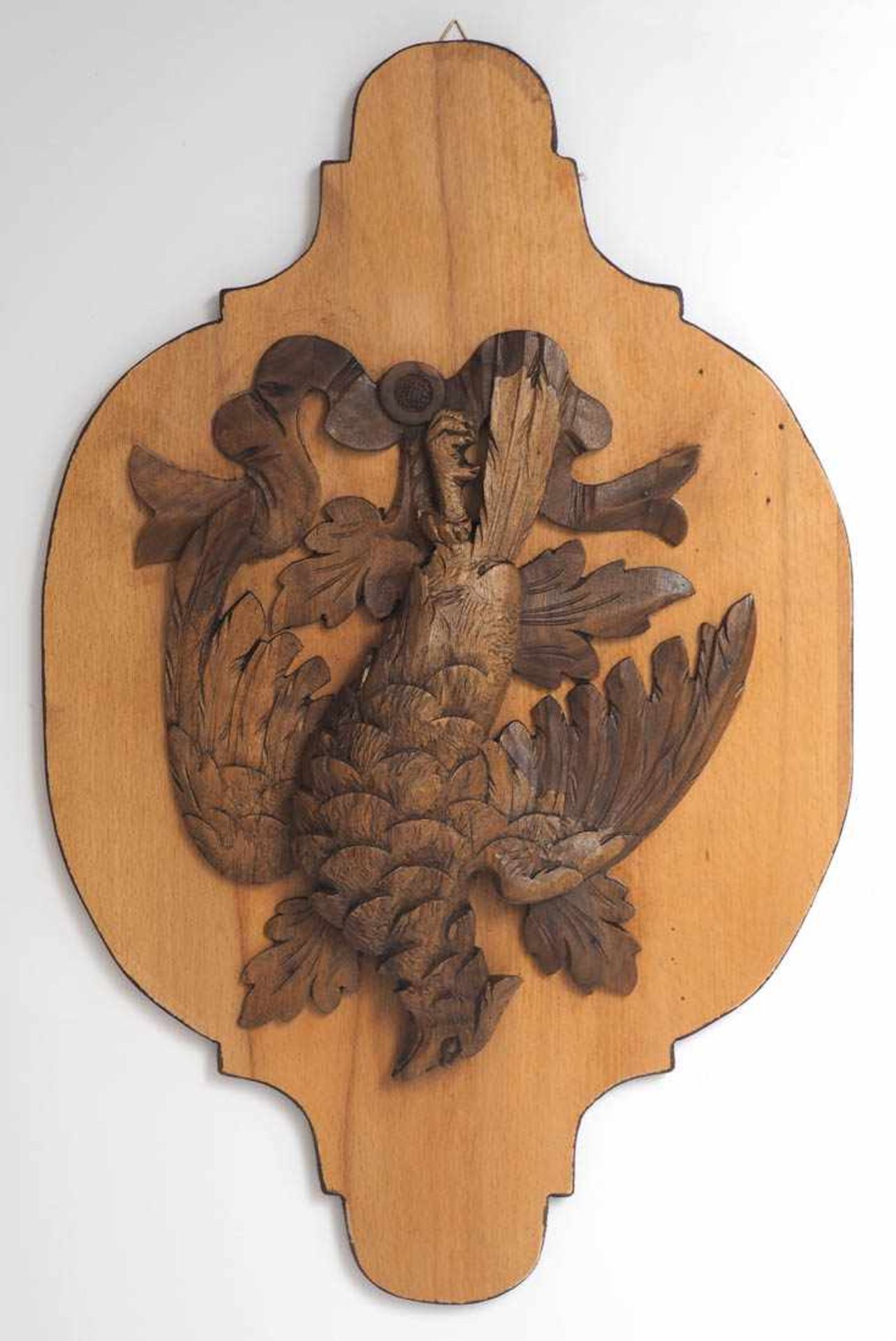 Zwei Jagdappliken Bewegte florentinische Formen aus Holz, darauf plastisch geschnitzte Vögel, an - Bild 3 aus 3