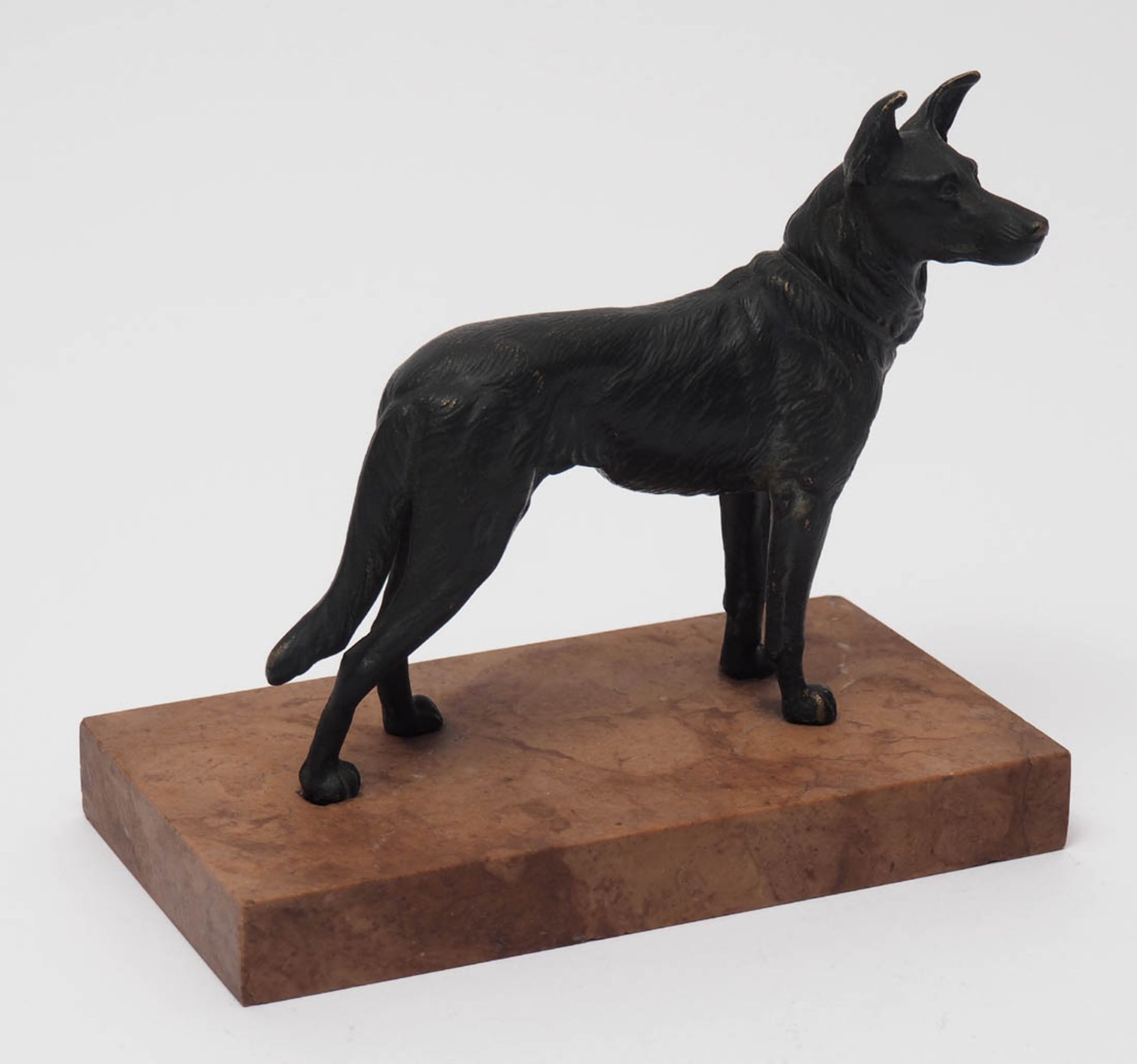 Tierfigurine Auf rotem Marmorsockel stehender Schäferhund. Bronze, schwarz patiniert. H.13cm ohne - Bild 3 aus 3