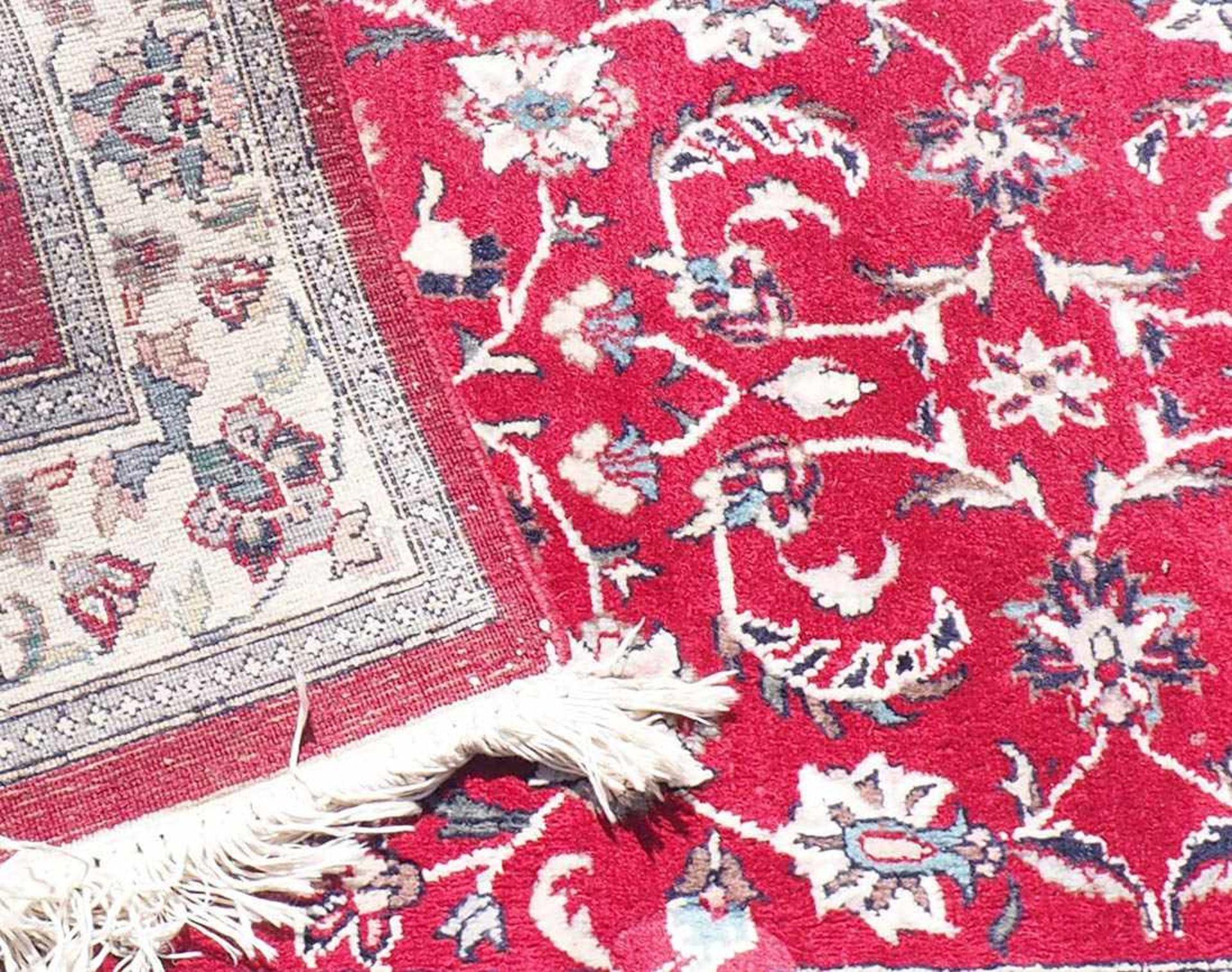 Isfahan-Galerie Rotgrundiges, symmetrisch floral durchgemustertes Hauptfeld. Weißgrundige, florale - Bild 3 aus 3