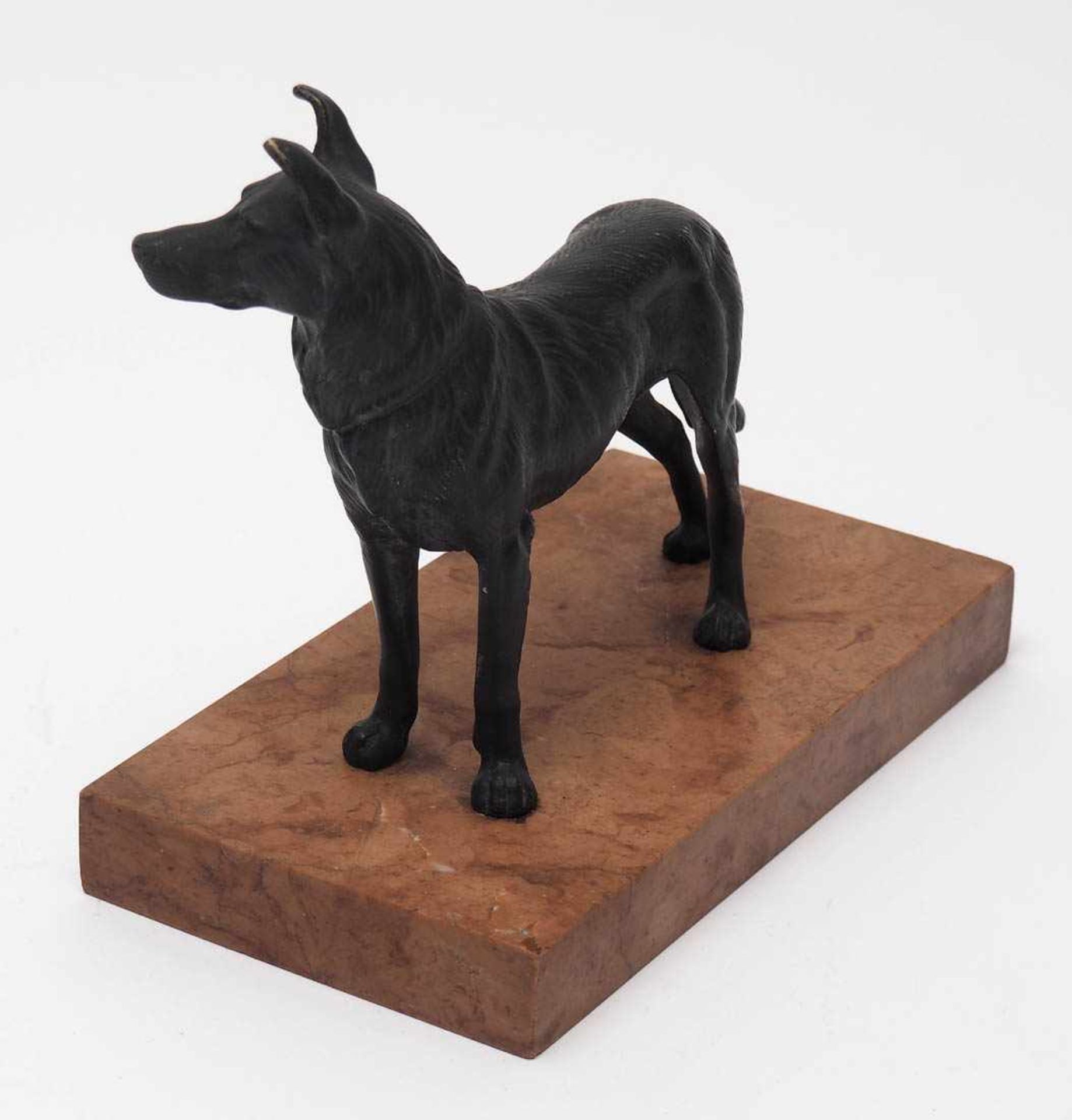 Tierfigurine Auf rotem Marmorsockel stehender Schäferhund. Bronze, schwarz patiniert. H.13cm ohne - Bild 2 aus 3