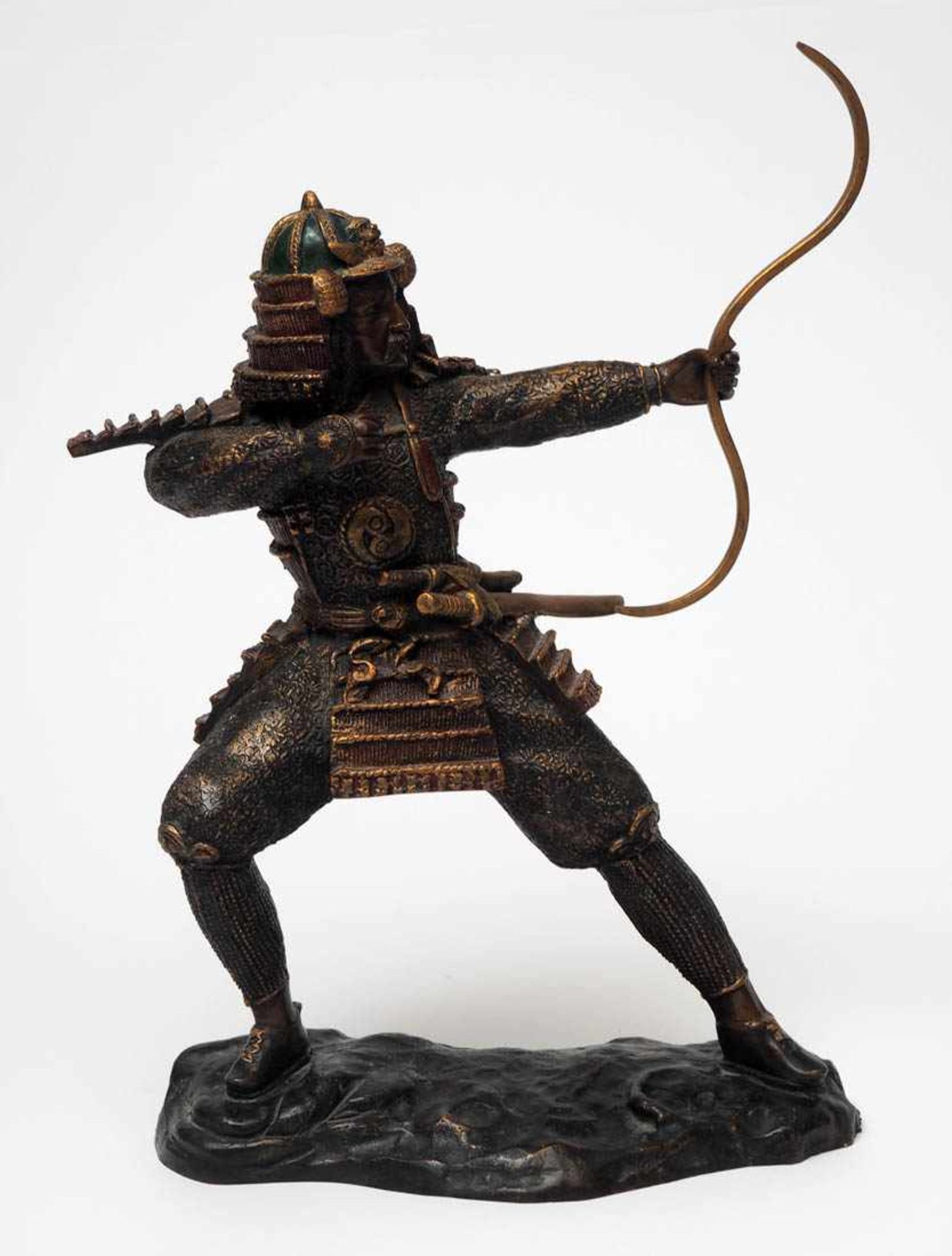 Bronzefigurine Auf naturalistischem Sockel Gestalt eines bogenschießenden Samurai in Rüstung.