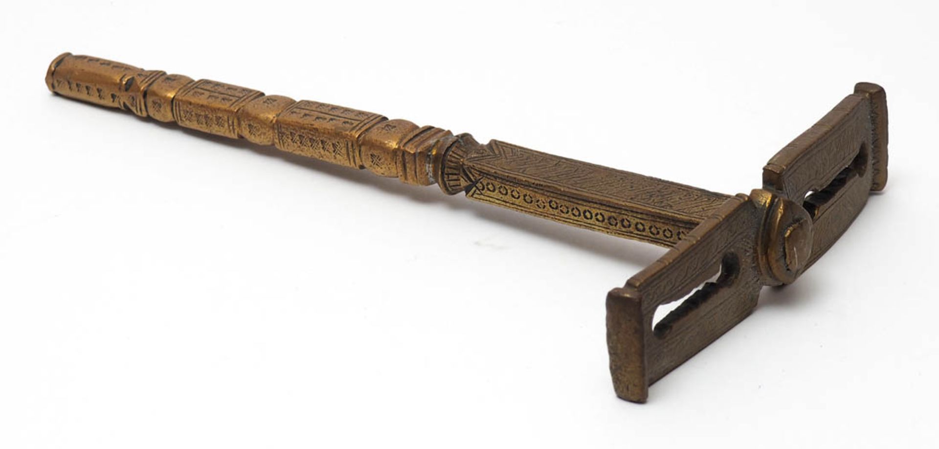 Freimaurerhammer (?) Bronze, graviert. L.22cm.