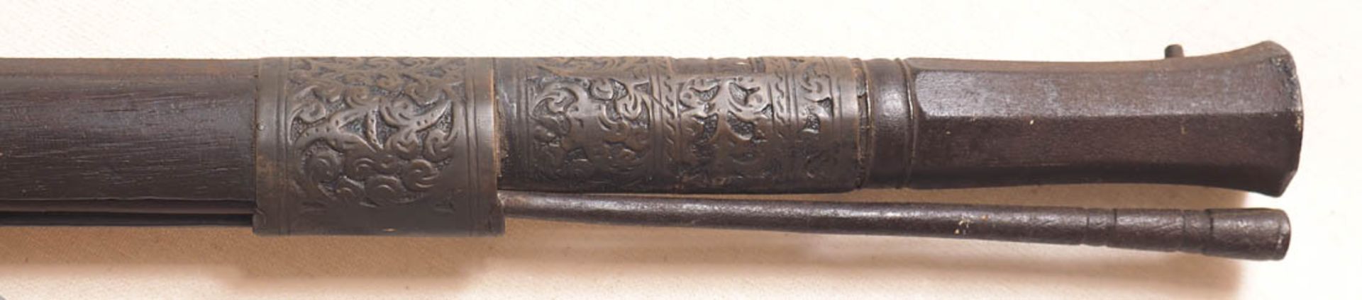 Flinte, arabisch Lauf mit reliefierten Metallbeschlägen, Schaft mit Beinabschluss. L.160cm. - Bild 4 aus 4