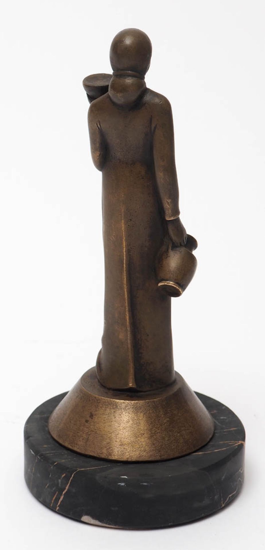 Figurine, 20er Jahre Auf runder Marmorplinthe kegelförmiger Sockel. Darauf Dame in bodenlangem - Bild 3 aus 3