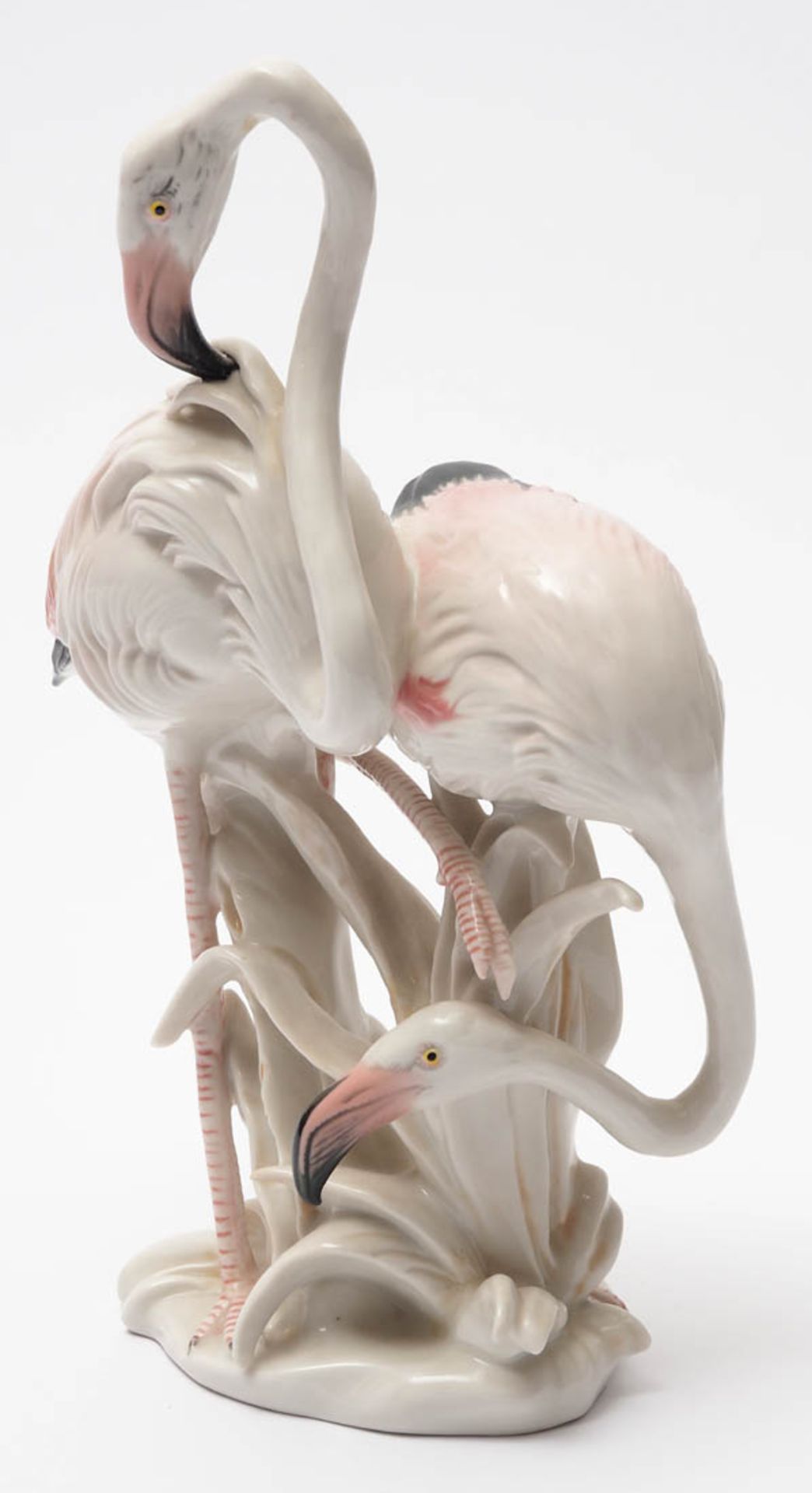 Figurengruppe, Ens Auf naturalistischem Sockel mit Blattwerk zwei Flamingos. Naturalistische - Image 2 of 7