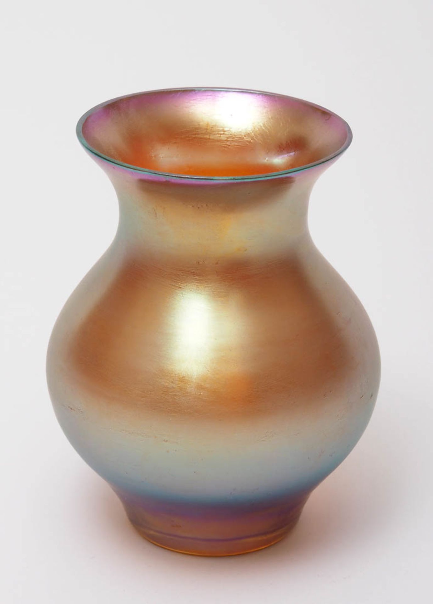 Myra-Vase, WMF Bauchiger Korpus mit ausgestelltem Rand. Goldfarben-violett irisierendes Glas.