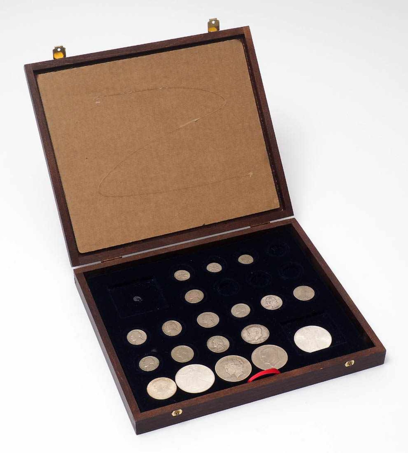Großes Konvolut amerikanischer Münzen Unter anderem vier Silberdollarstücke.