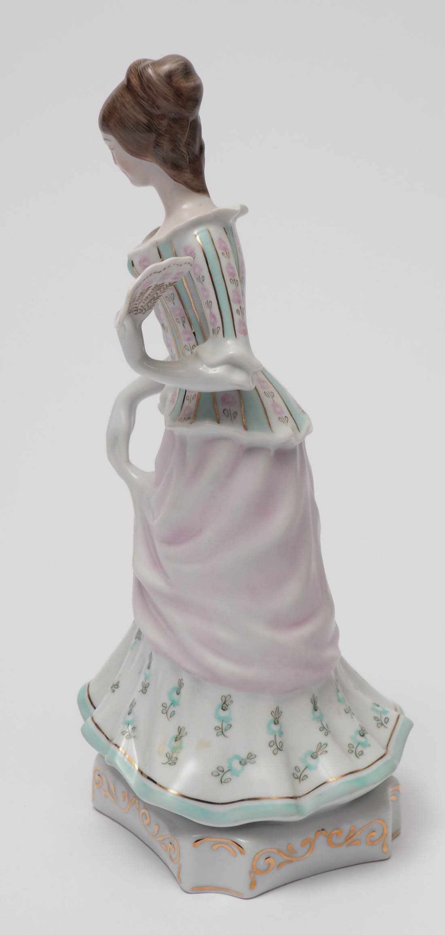 Figurine, Hollohaza Auf achtkantigem Sockel Dame in der Kleidung des 19.Jhdts. Polychrom bemalt, - Image 4 of 5