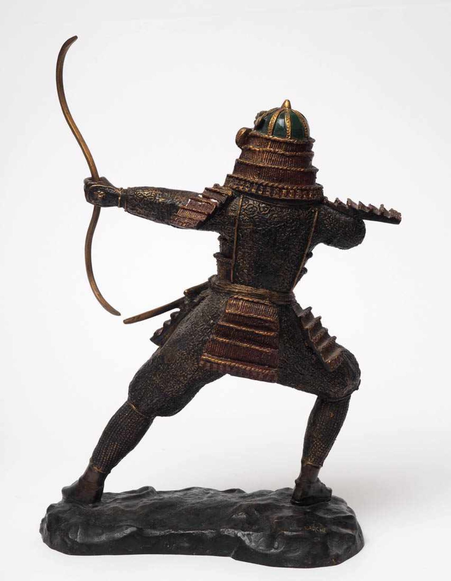 Bronzefigurine Auf naturalistischem Sockel Gestalt eines bogenschießenden Samurai in Rüstung. - Bild 4 aus 5