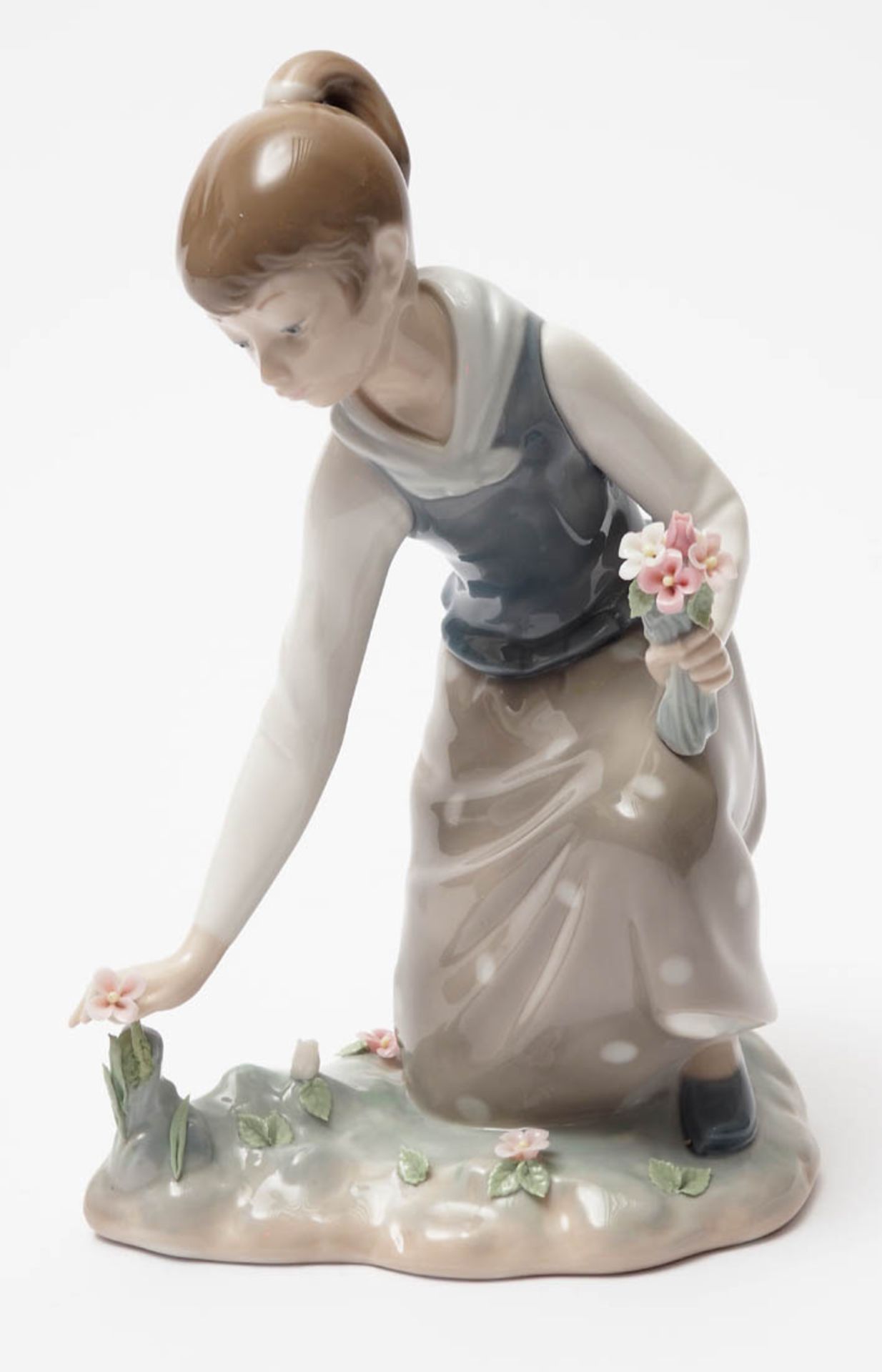 Figurine, Lladro Auf naturalistischem Sockel mit Blüten kniendes, junges Mädchen beim
