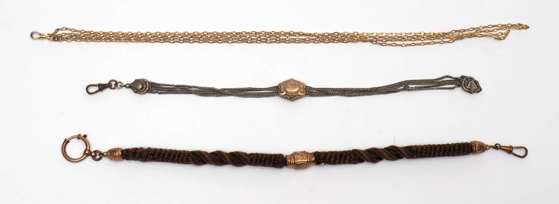 Drei Uhrenketten, 19.Jhdt. Eine aus geflochtenem Haar mit feuervergoldeten Schiebern, eine aus - Bild 2 aus 3