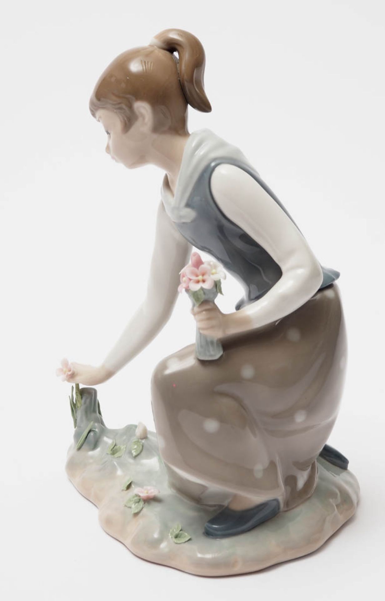 Figurine, Lladro Auf naturalistischem Sockel mit Blüten kniendes, junges Mädchen beim - Bild 3 aus 5