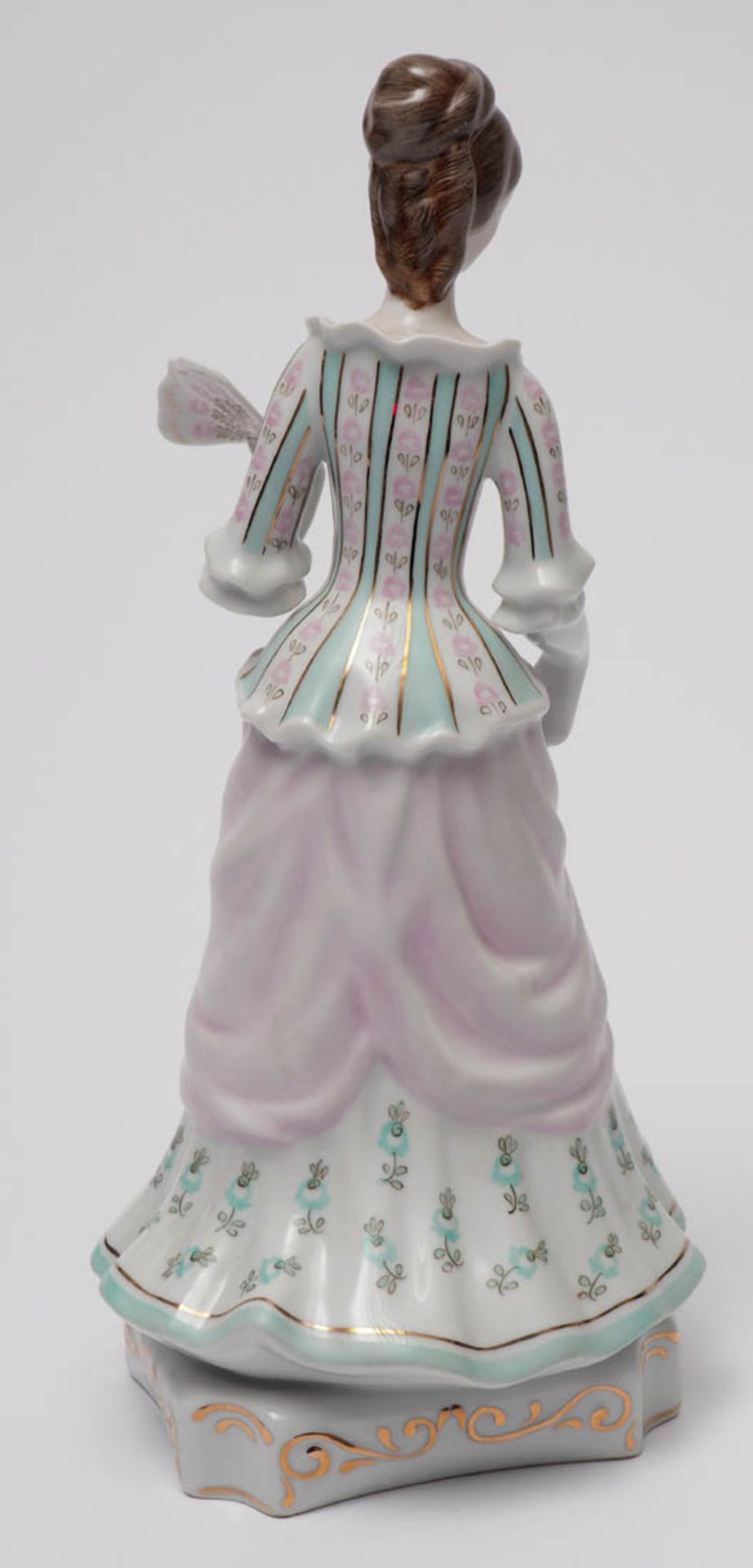 Figurine, Hollohaza Auf achtkantigem Sockel Dame in der Kleidung des 19.Jhdts. Polychrom bemalt, - Image 3 of 5