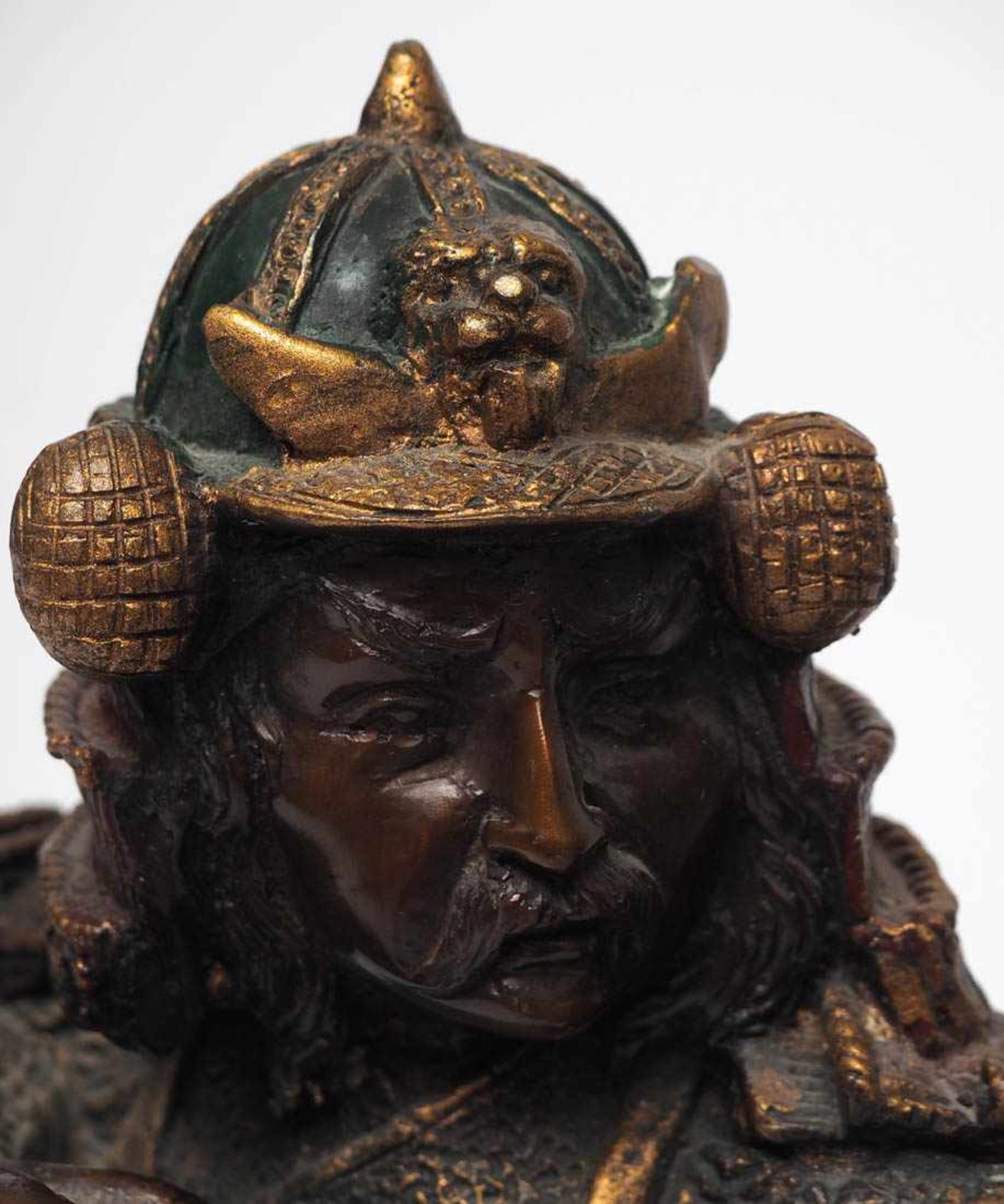 Bronzefigurine Auf naturalistischem Sockel Gestalt eines bogenschießenden Samurai in Rüstung. - Bild 2 aus 5