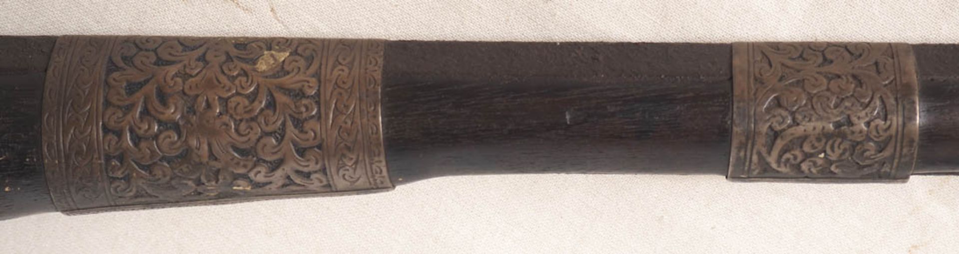 Flinte, arabisch Lauf mit reliefierten Metallbeschlägen, Schaft mit Beinabschluss. L.160cm. - Bild 3 aus 4