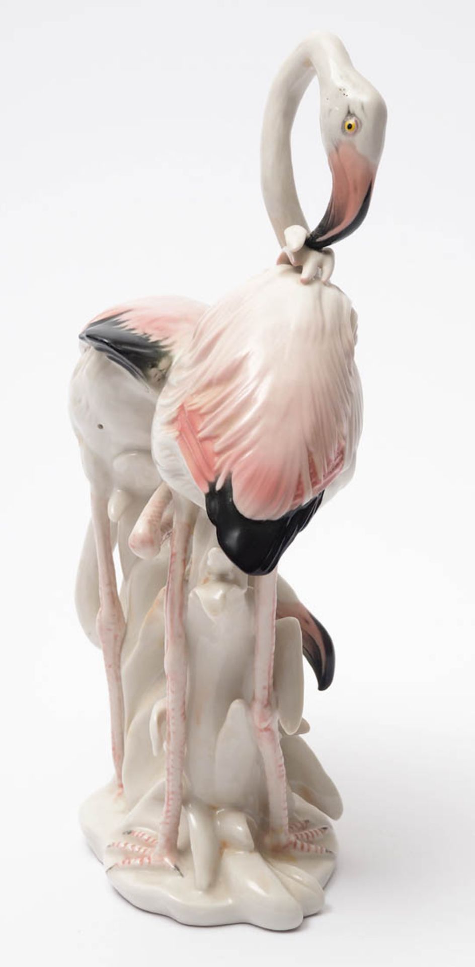 Figurengruppe, Ens Auf naturalistischem Sockel mit Blattwerk zwei Flamingos. Naturalistische - Image 4 of 7