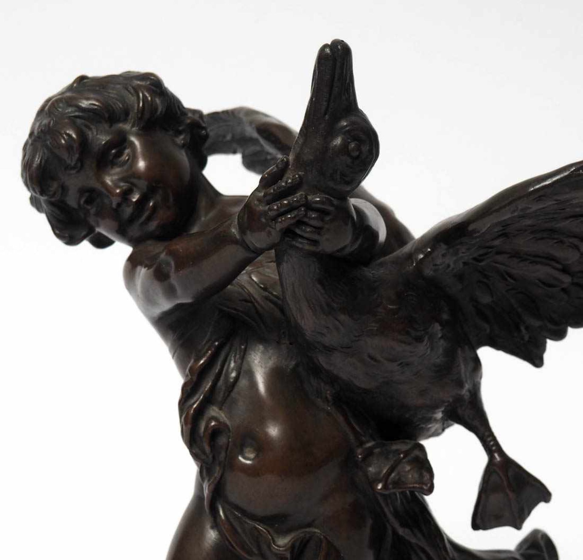 Figurine, 19.Jhdt. Auf profilierter, runder Plinthe Felssockel, darauf Putto, eine Gans am Hals - Bild 4 aus 4